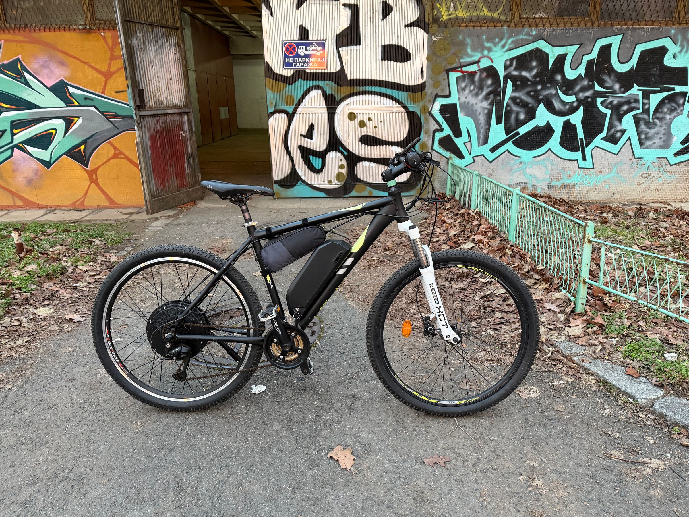 Elektro motor zadnji pogon snaga 500W; Baterija 13Ah, 48V, 630Wh, domet 50km; Maksimalna brzina 50km/h; Shimano disk kočnice, Shimano pedale, Shimano menjač; Prednji amortizer; Prečnik točkova 27,5 inch; Veličina rama L; Prešao 400km. Sve ispravno, spremnno za vožnju.