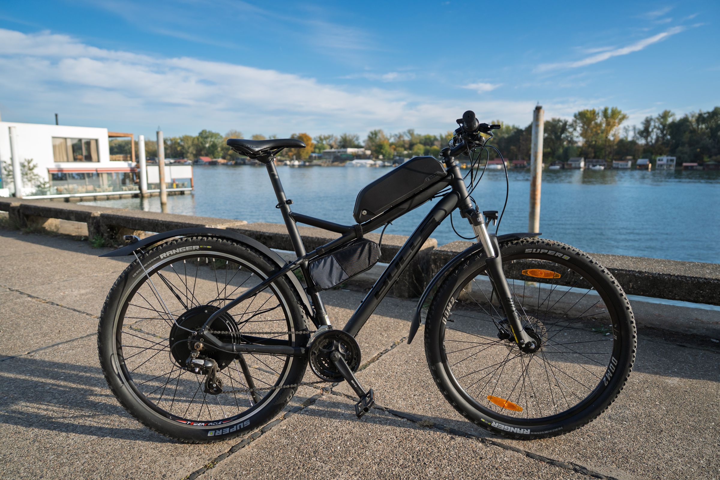 Elektro motor zadnji pogon snage 500W; Maksimalna brzina 50 km/h; Baterija LG brand ćelije 13Ah, 48V, 630Wh; Domet baterije 50km; BULLS fabrički bicikl; prednji i zadnji blatobran; LCD display SW900; Shimano disk kočnice; Shimano prednji i zadnji menjač; Sedište i prednje svetlo Bulls fabričko; Prečnik točkova 29 inch; Veličina rama XL; Visok kvalitet izrade; Gas kao kod motora; 5 brzina, menjač na levoj strani volana. Potpuno novo, sve ispravno.