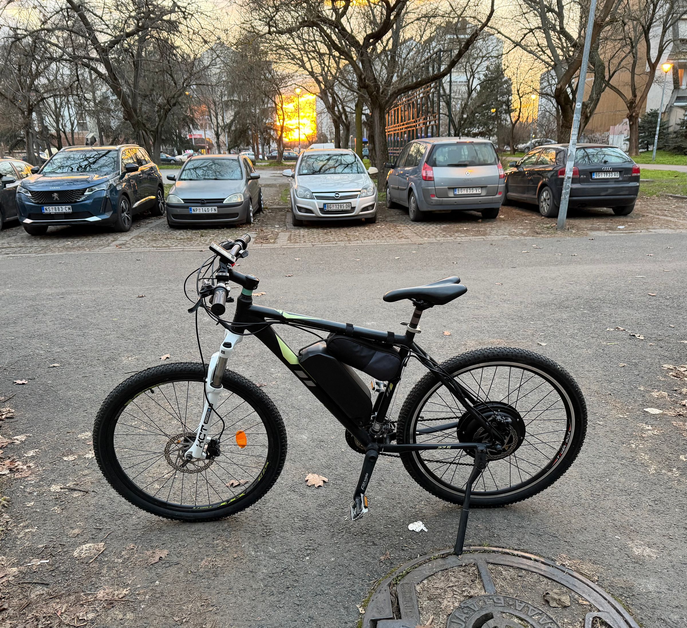 Elektro motor zadnji pogon snaga 500W; Baterija 13Ah, 48V, 630Wh, domet 50km; Maksimalna brzina 50km/h;  Shimano disk kočnice, Shimano pedale, Shimano menjač; Prednji amortizer; Prečnik točkova 27,5 inch; Veličina rama L; Prešao 400km. Sve ispravno, spremnno za vožnju.