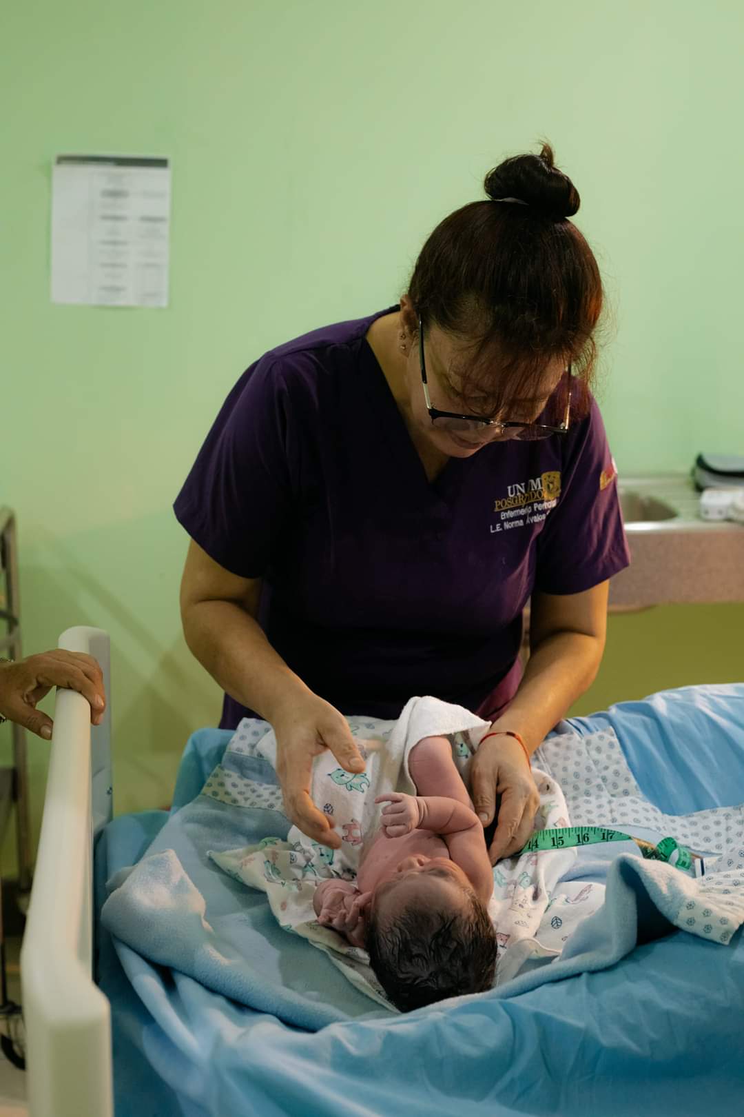 Enfermera Partera trabajando 