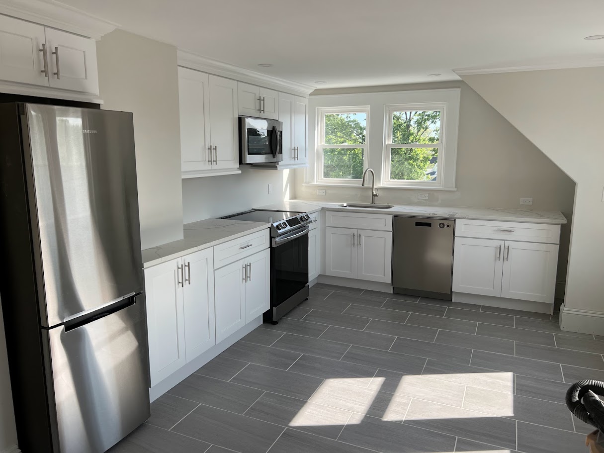 Shaker Kitchen, Onyx Backsplash, Stainless Appliances and Full Format Floor