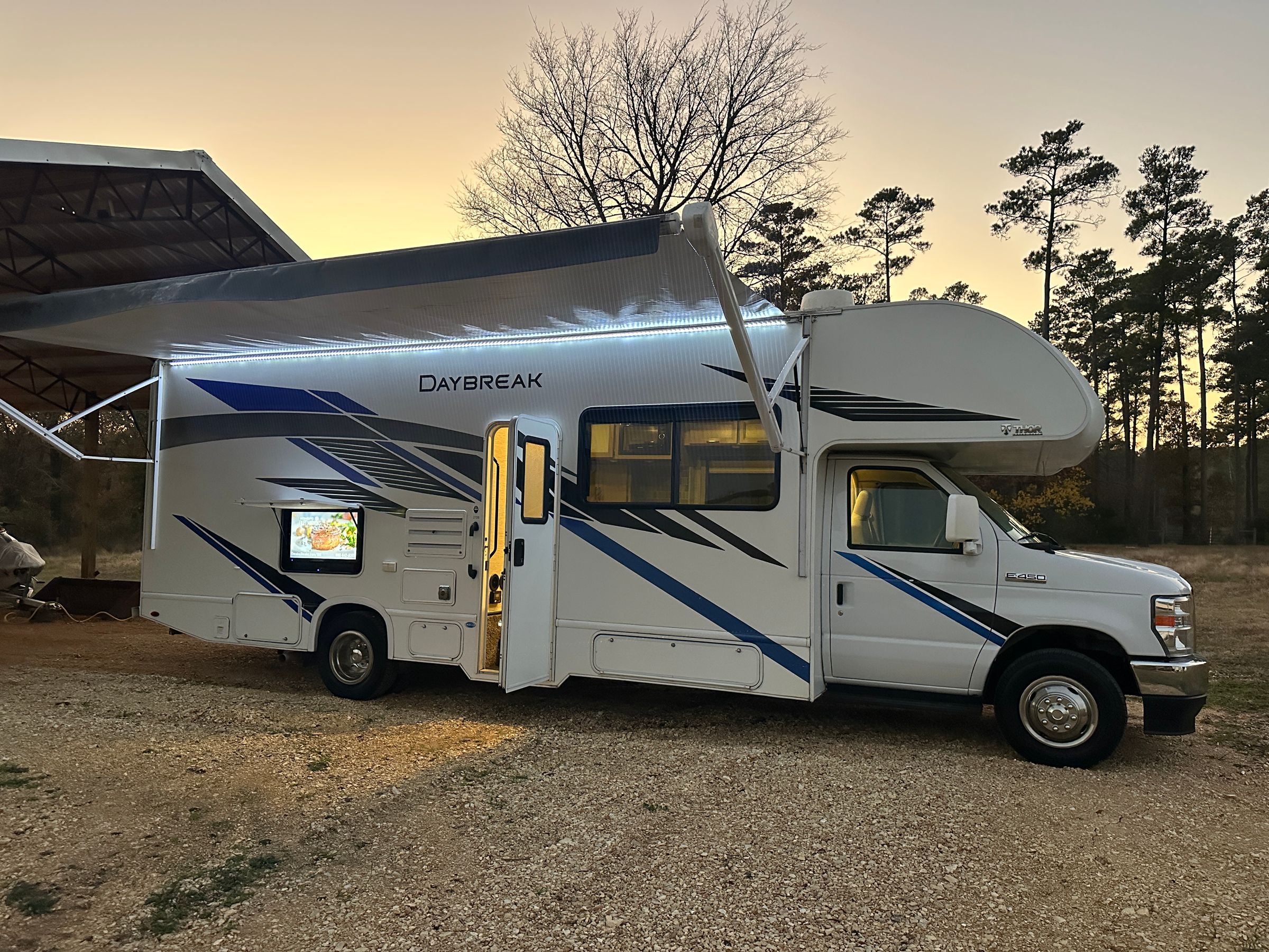 "Clark" 2021 Thor Daybreak 27DB