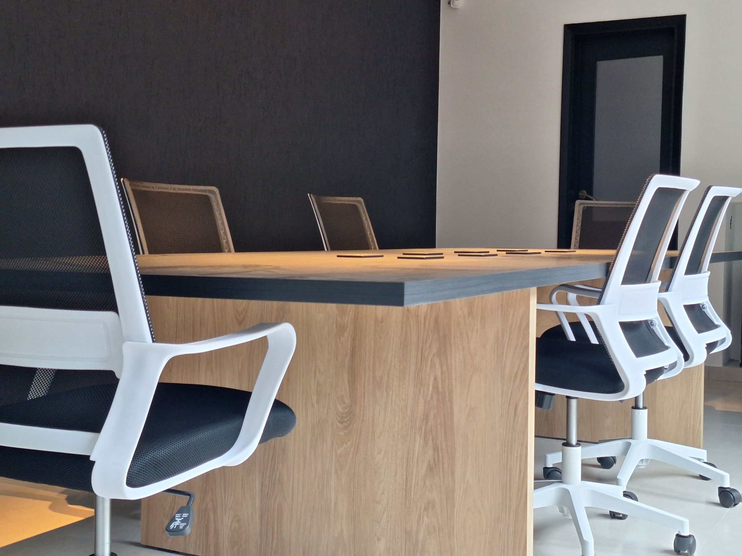 Espacios de Trabajo Modernos: Oficinas Privadas, Salas y Más's image