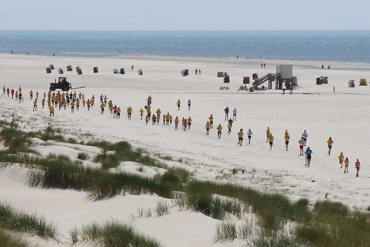 Die Sonne brennt, kein Lüftchen weht, der Strand will nicht enden. Der Abschnitt zwischen Süddorf und Nebel ist der härteste. © Peter Totzauer