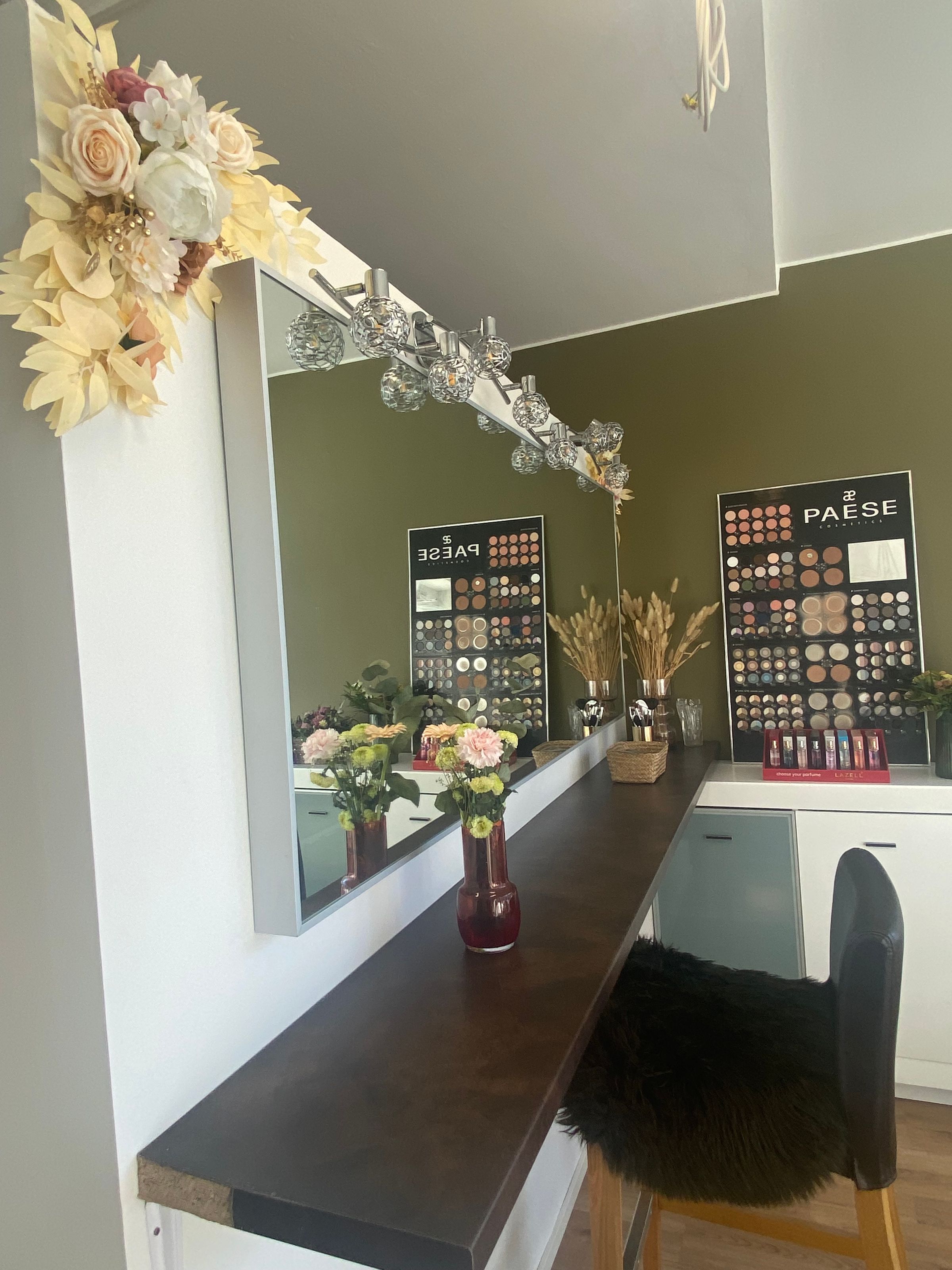 Meikkauspalvelut: Juhlameikki, Huoliteltu ja kestävä kokonaisuus juhlaan kuin juhlaan. Teemme häämeikin elämäsi upeimpaan juhlaan. Meikinopastukset sinulle henkilökohtaisesti tai pienelle ryhmälle. Opi löytämään persoonallisuuttasi parhaiten korostava meikkaustyyli. 