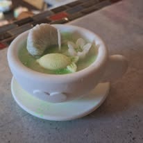 Tasse résine et bougies à 9,50€