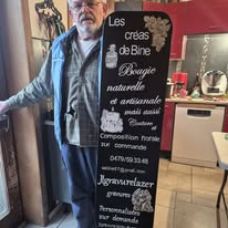 Mon cher mari avec le panneau du magasin qu'il a créé lui-même