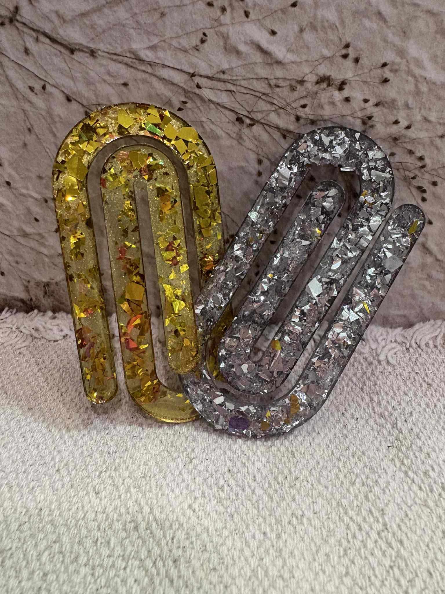 These bookmarks are crafted from durable materials and come in a variety of stylish designs and colors, making them both practical and visually appealing. A customizable option is available, making them a thoughtful gift for any book lover.