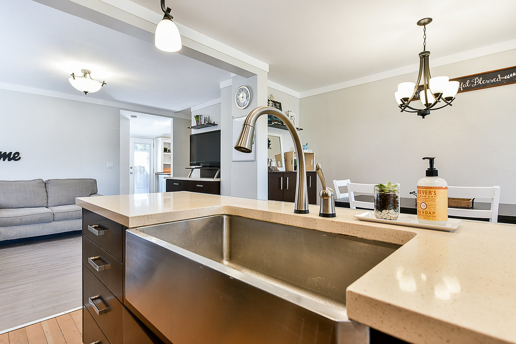 Farmhouse Sink, Quartz Countertops
