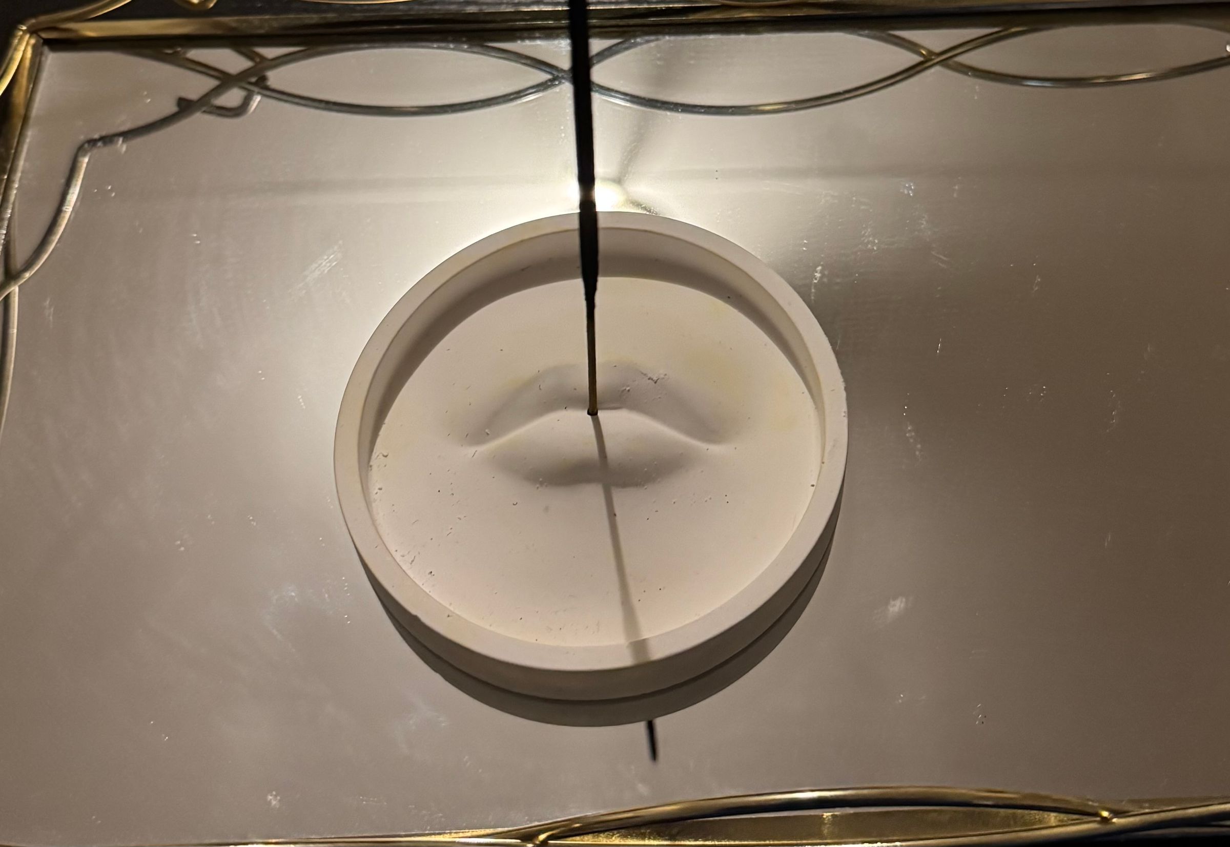 Modern Round Lip-shaped Incense Holder - R90