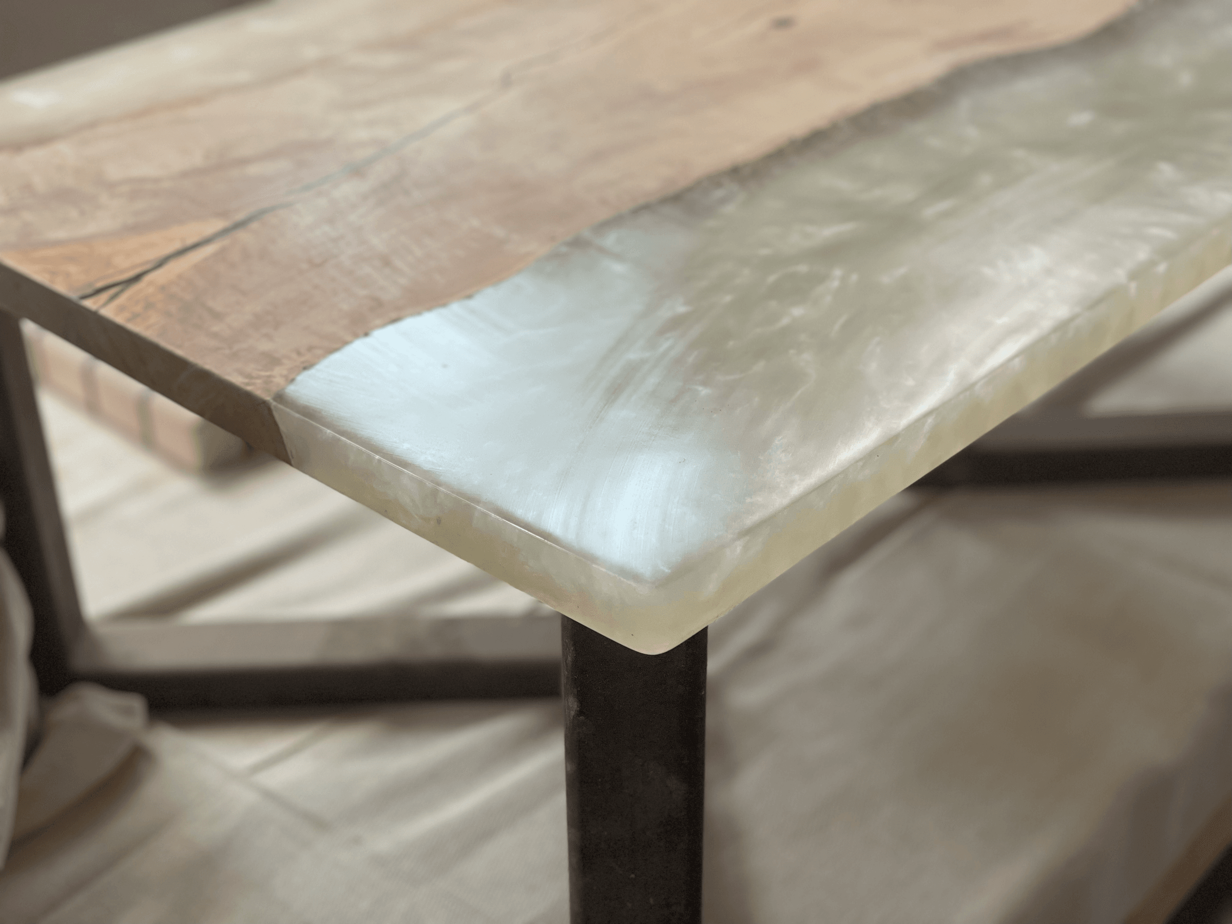 White pearl resin with a metal base