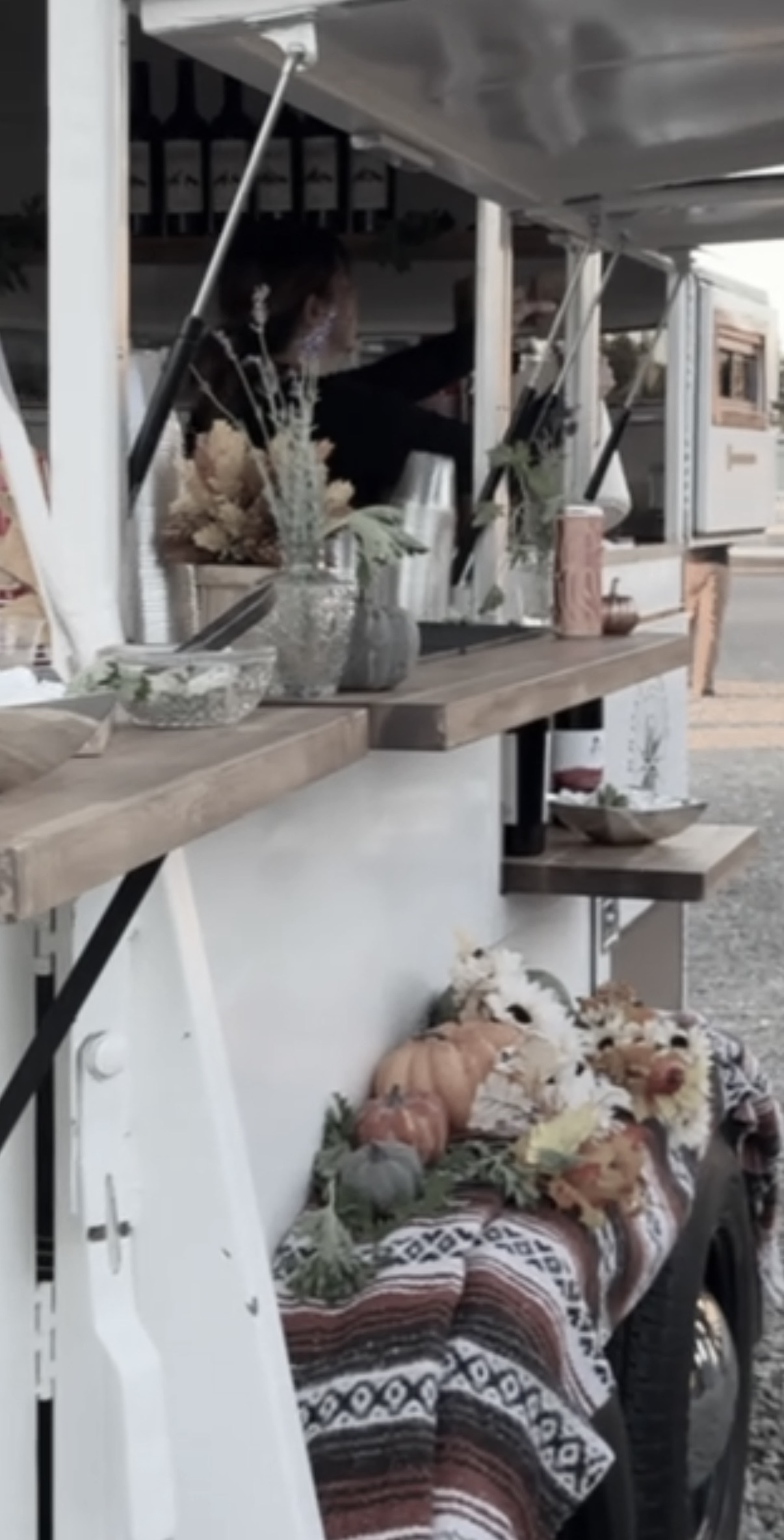 CANTINA TRAILER FALL DECO