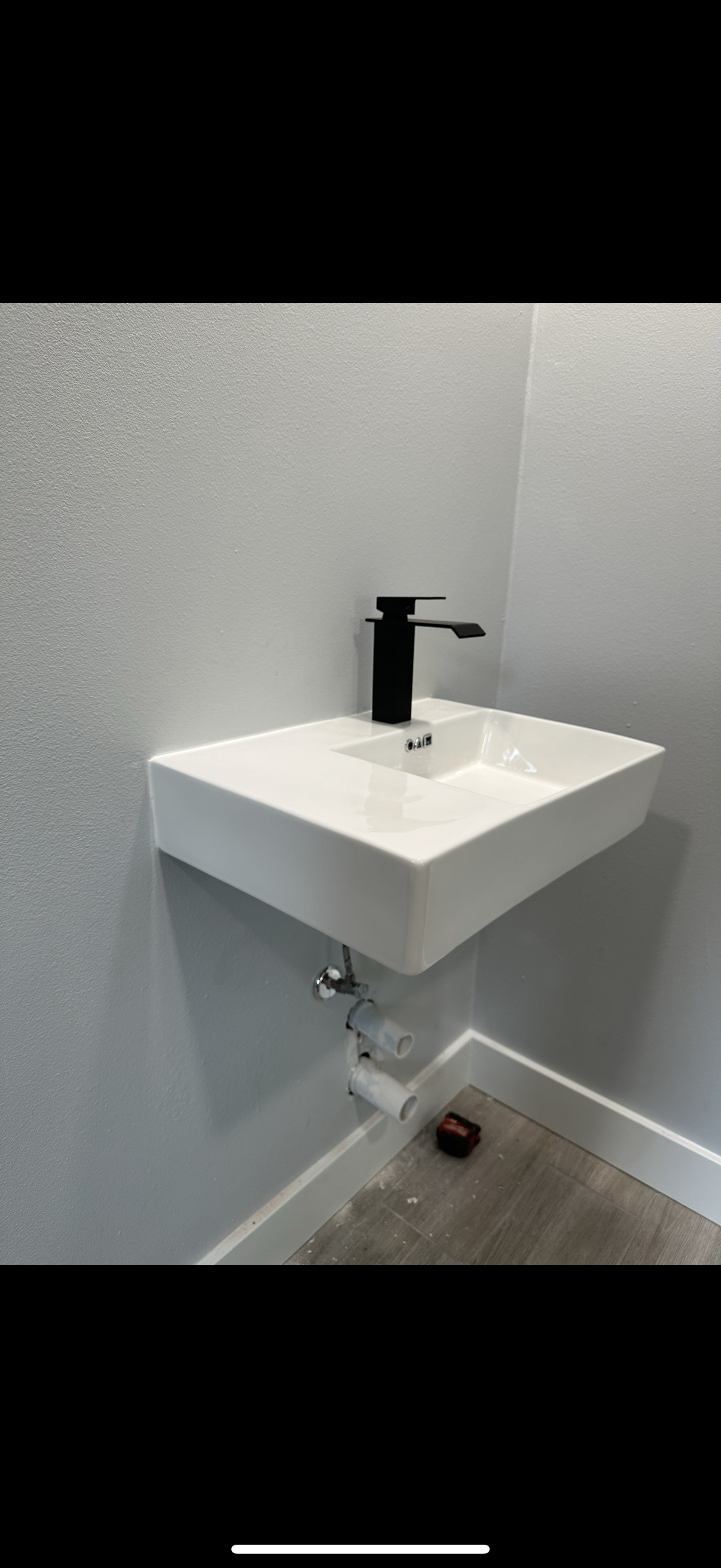 Wall mounted sink