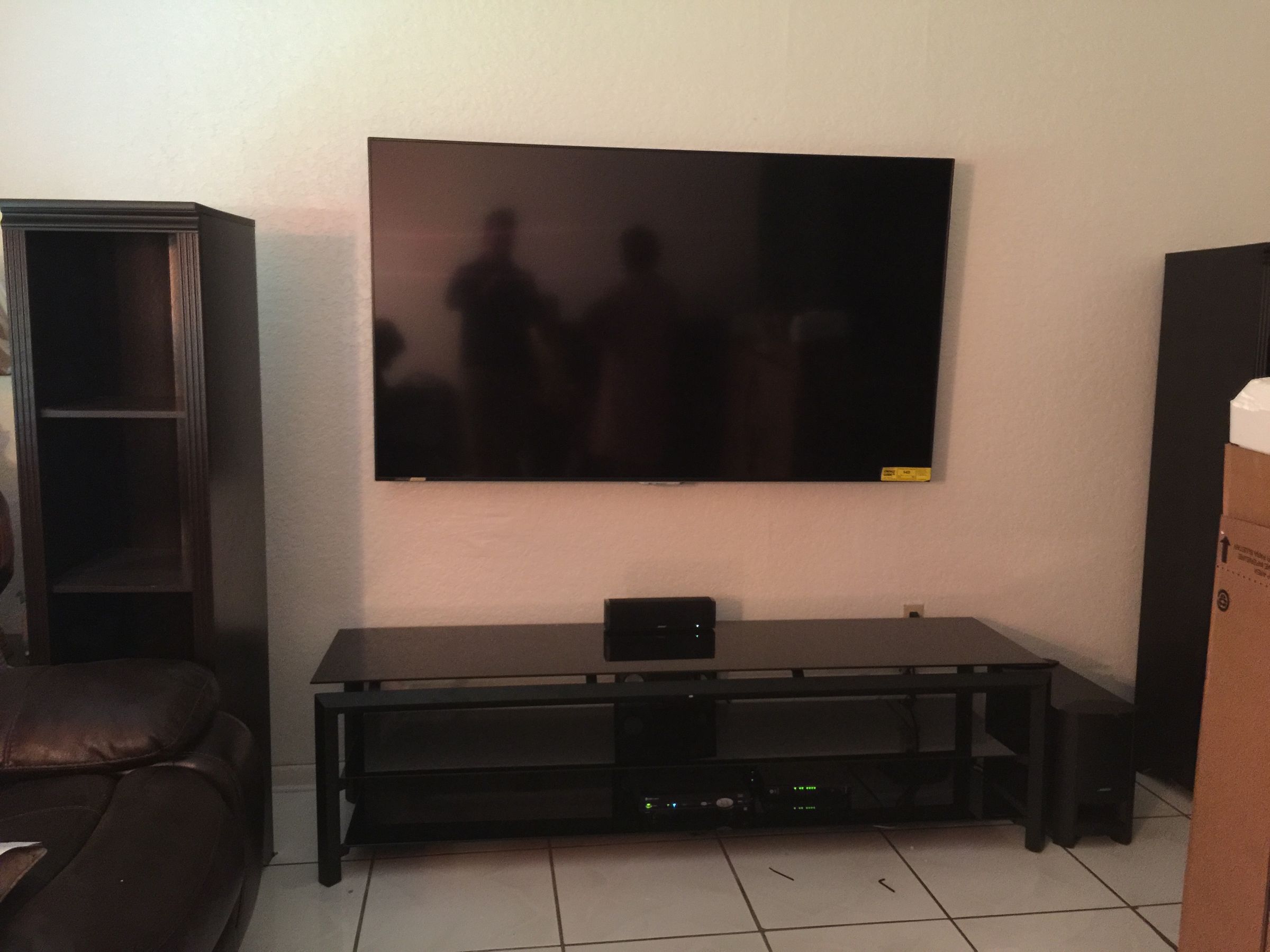 Wall-mounted smart TV installation with level alignment in Kendall, Miami-Dade County.
