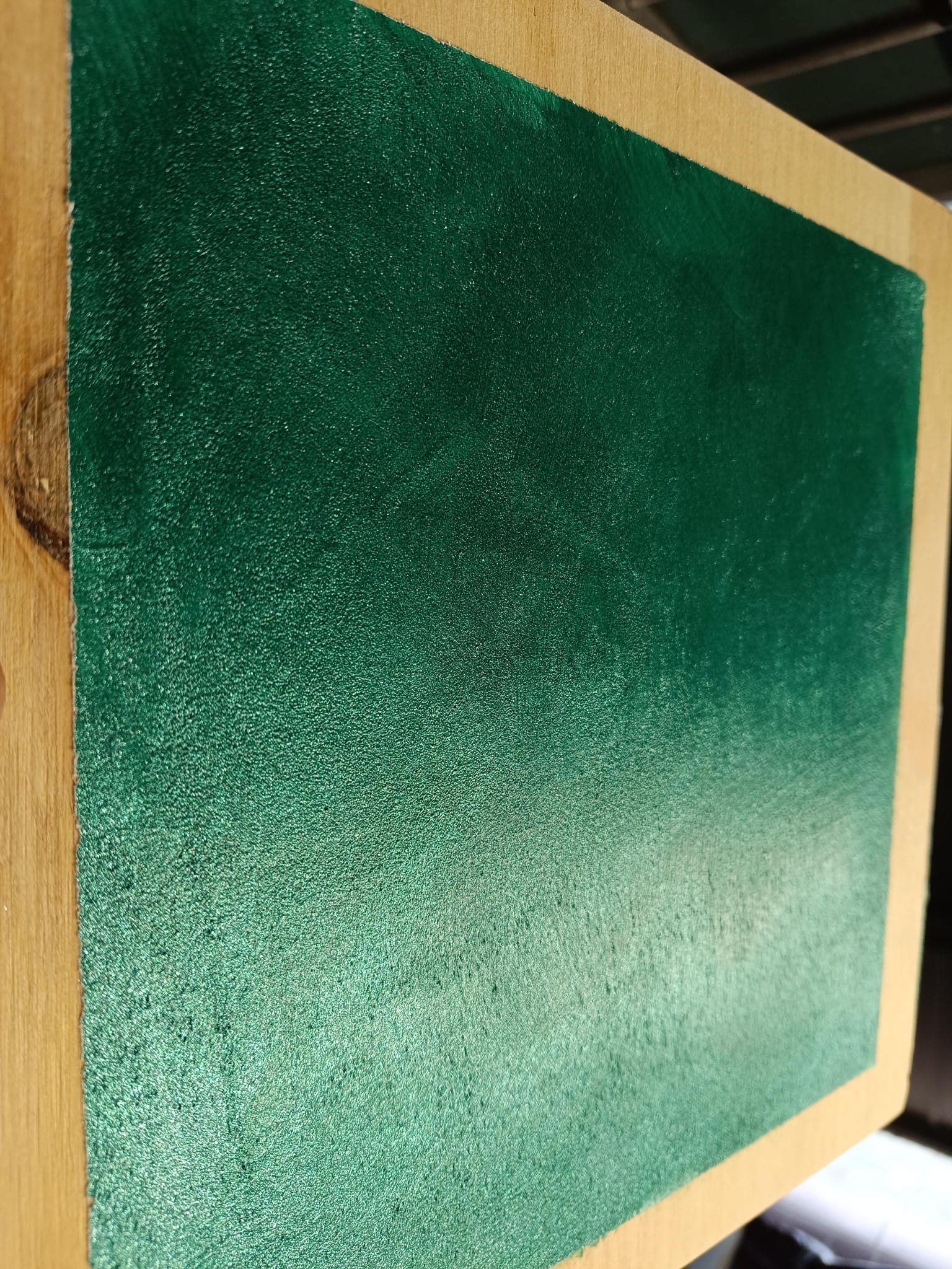 Pittura sabbiata verde smeraldo