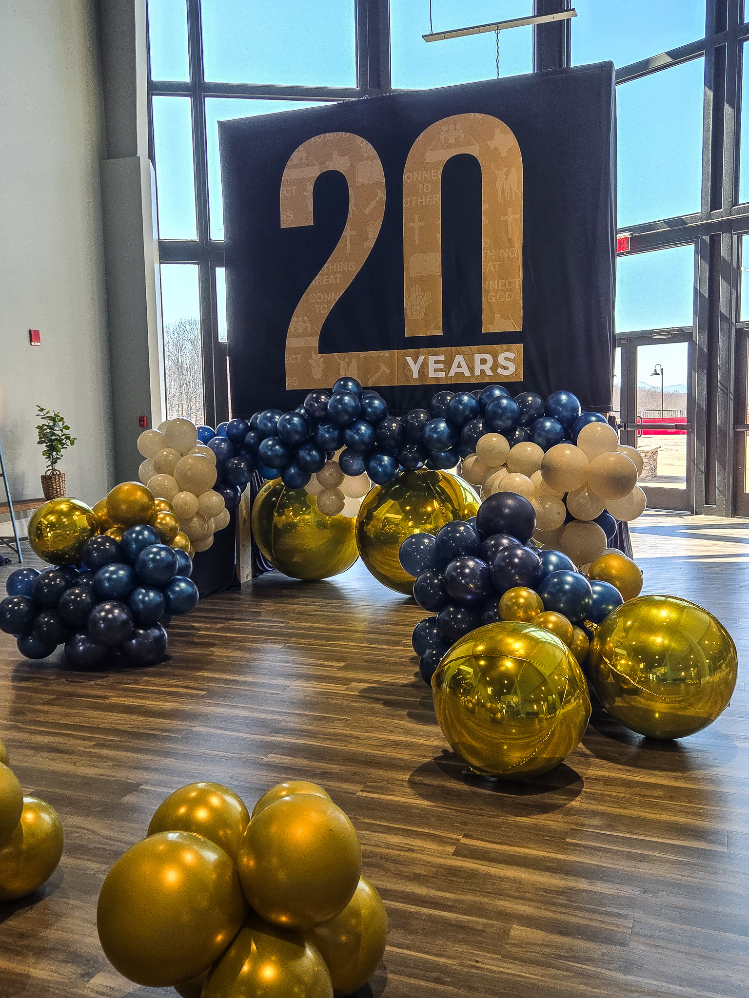 Unique Balloons & Party Decor's image