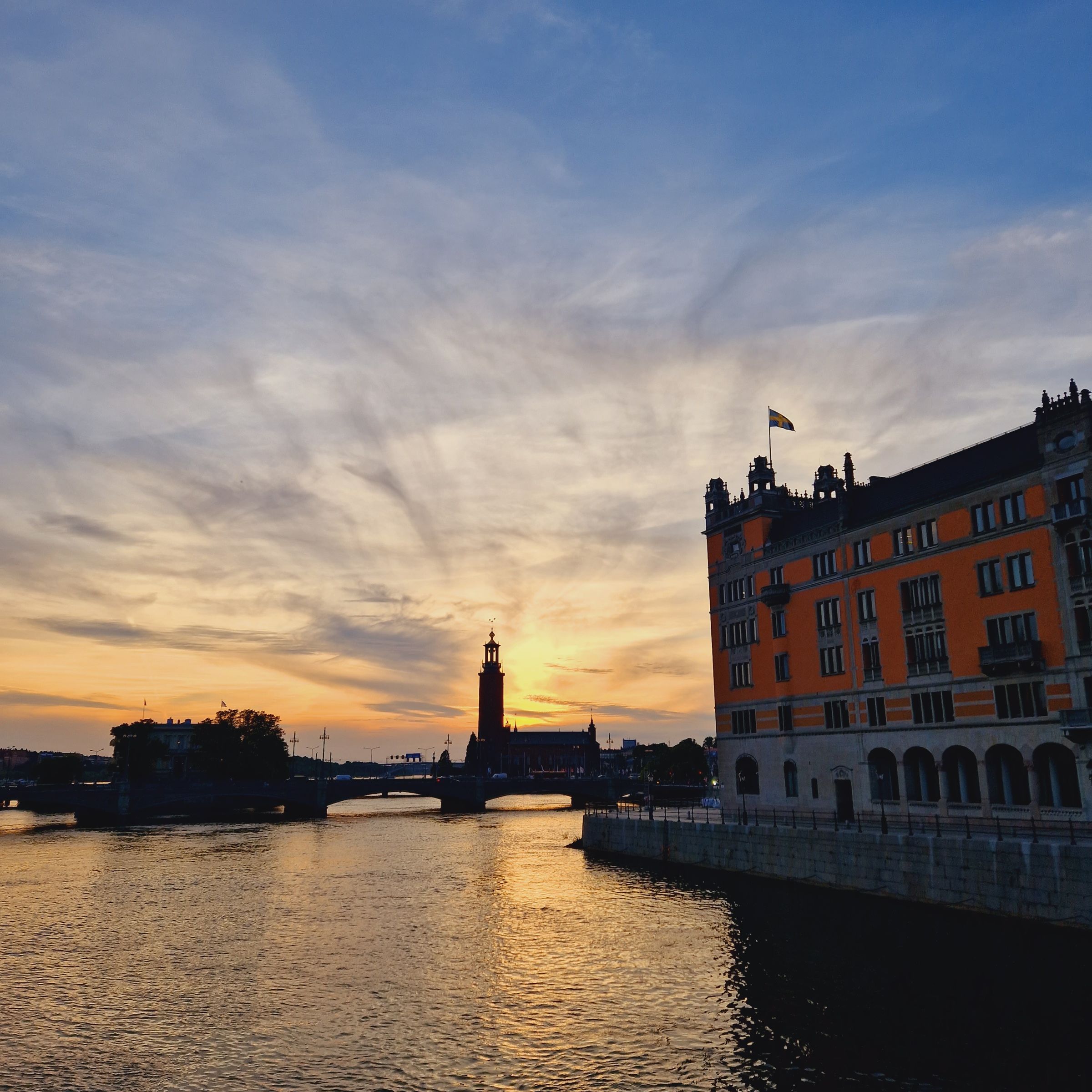 The lights on the horizon can come as a surprise just as dusk falls. Photo © Claudia Merli 2023