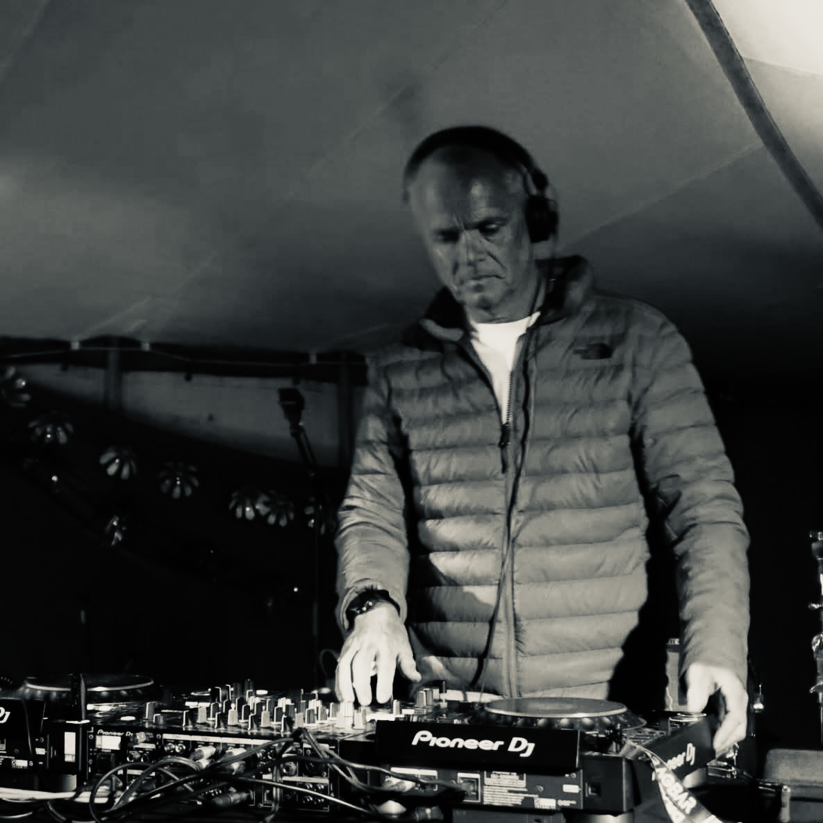 Darren’s journey began in the late ’80s with Street Sounds Electro and the Oxford free party scene, leading to his first set at Oxford’s Coven in 1993 and a residency in Majorca soon after. Back in the UK he became a resident at the legendary Splash parties, sharing flyers with Farley “Jackmaster” Funk, Heller & Farley, Judge Jules, Brandon Block, Sister Bliss, and Alistair Whitehead. With residencies at Esta-Loco, Cellar, and Sweet, and guest sets from Underground (Spain) to Canvas and Play (London), Darren built a reputation for deep, driving sets. Now hosting RE NAO and SUBSYNC, he continues his passion for crafting timeless journeys that move both body and mind.