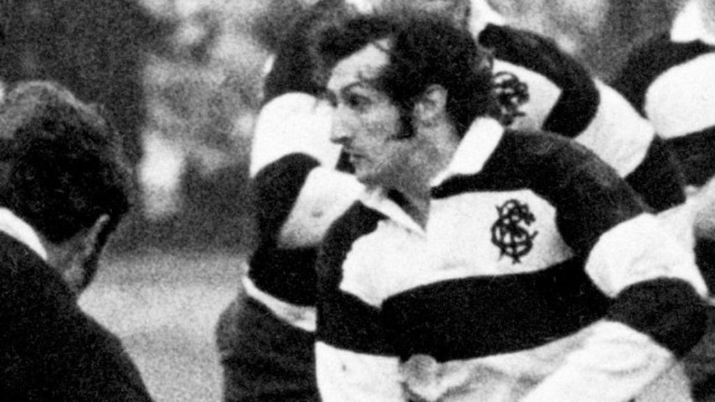 Gareth Edwards playing for Barbarians