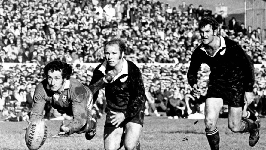 Gareth Edwards playing against All Blacks