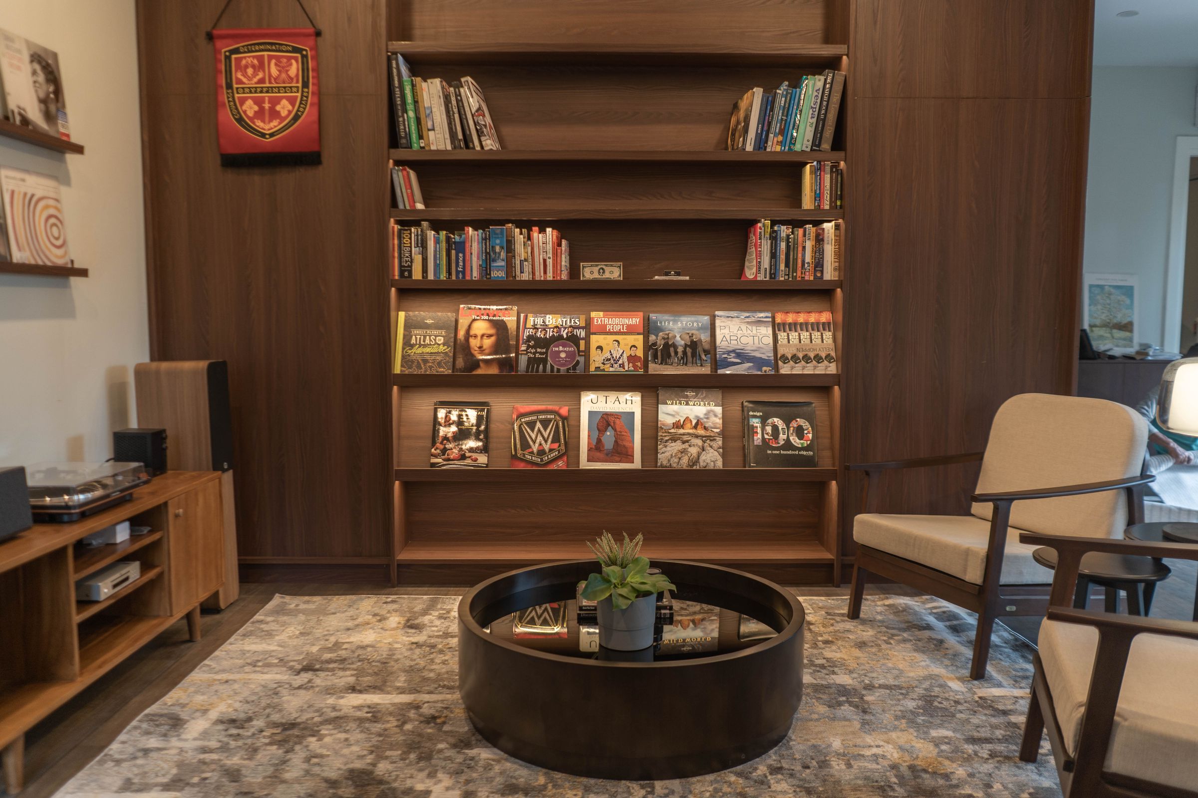 Small library and stereo and vynil player.