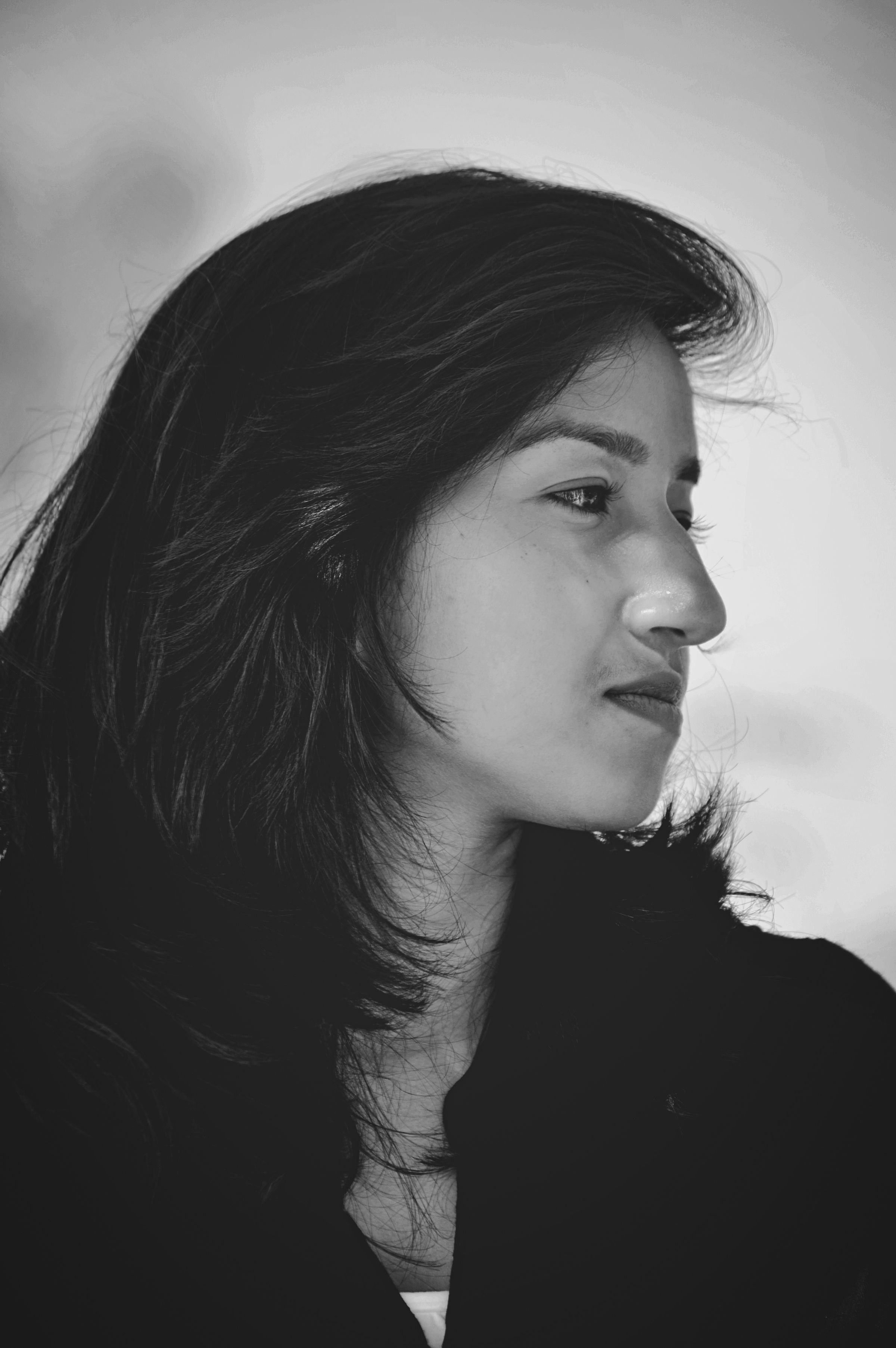 Grace in Monochrome – A timeless black-and-white portrait.