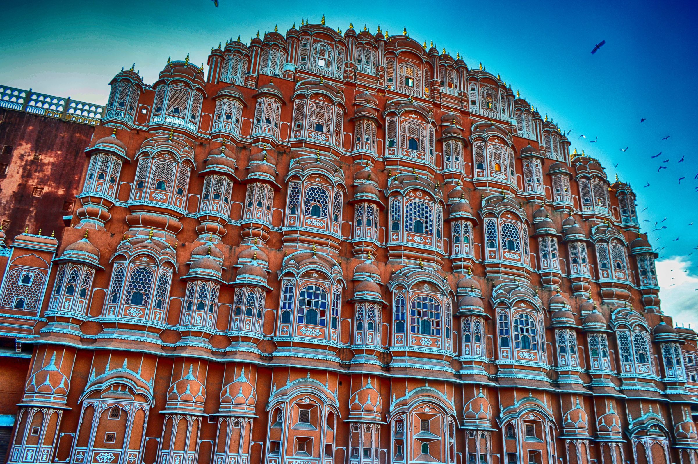 The color of Jaipur in all its glory. (Hawa Mahal, Jaipur)