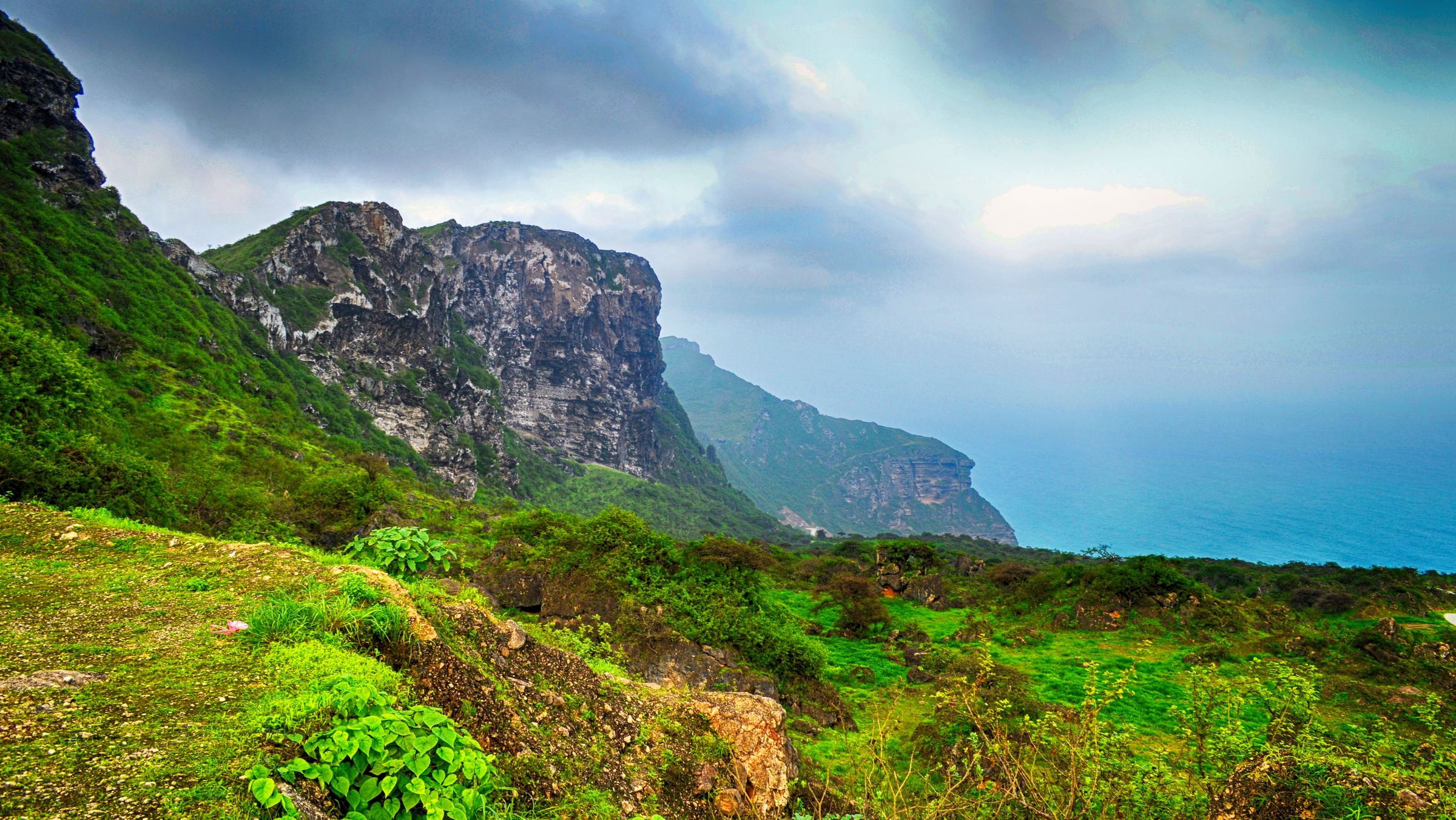 Lush hills rolling endlessly. (Aqhishan viewpoint, Salalah)