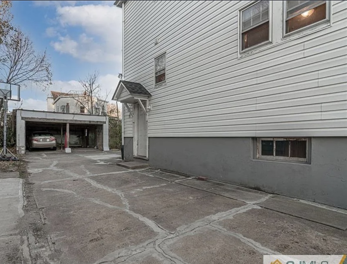 Knight life housing's image