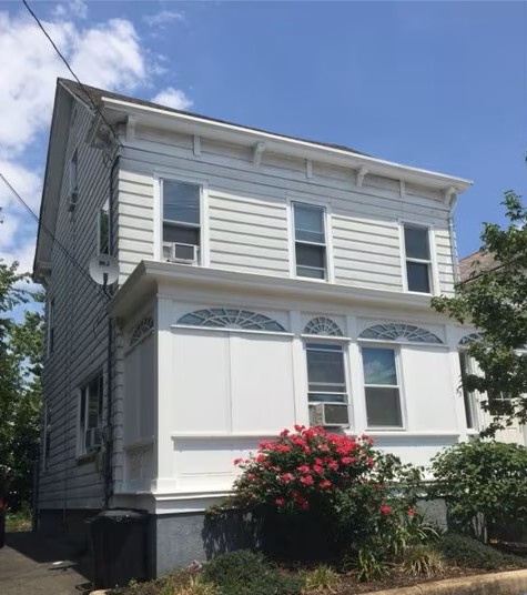 Huge house with nothing but oversized bedrooms. If you are looking for lots of doubles, room to spread out, a great outdoor space and off-street driveway parking, you've found it on Guilden Street. (2) Full Baths on sperate floors, multiple study areas, a flexible floor plan and huge living room to hang out in, 55 Guilden is perfect for your group up to 9.