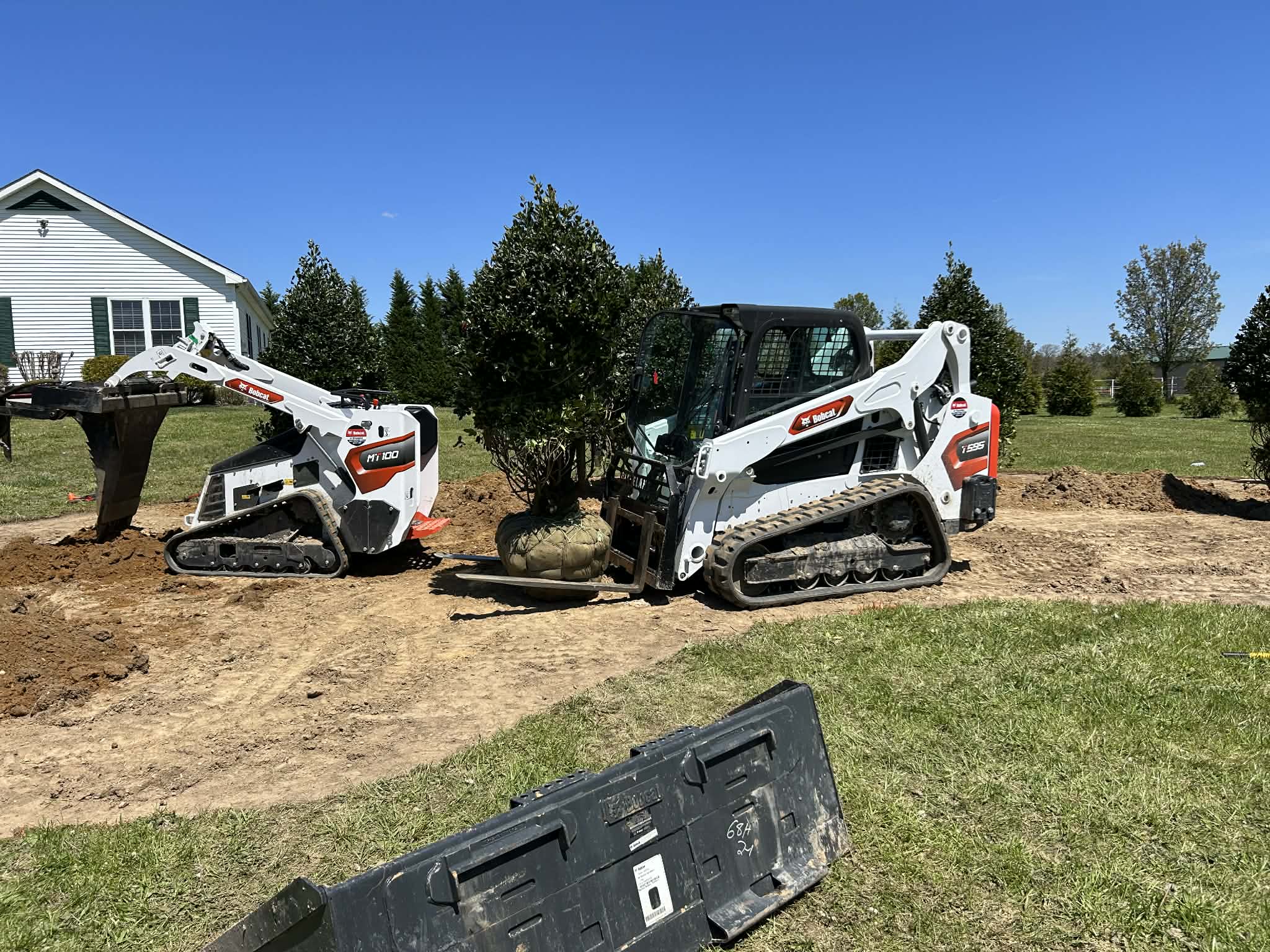 Skidsteere operators at work