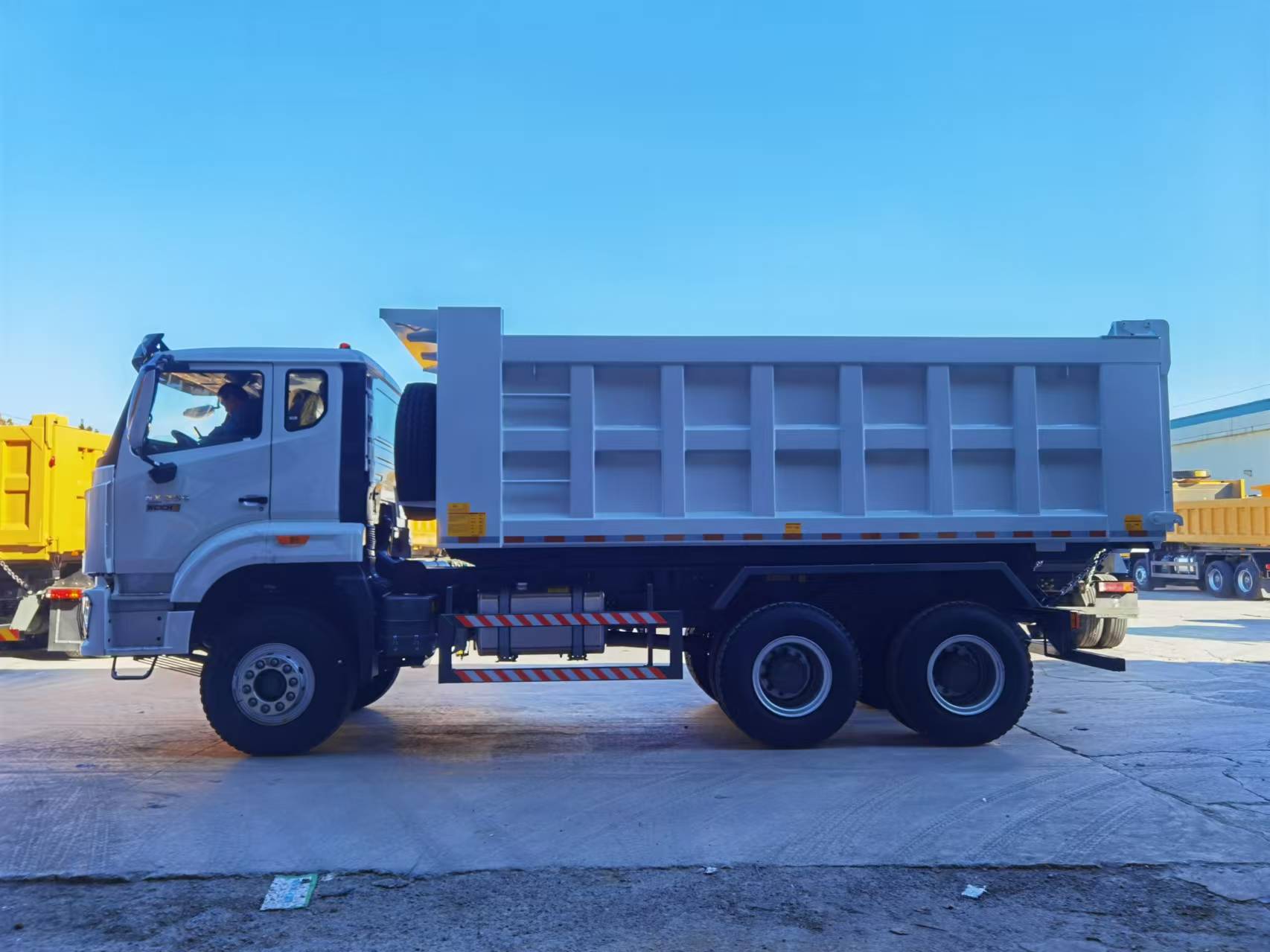 SINOTRUK HOWO NX 10-wheel dump truck, 380 HP Voltage: 20 m³ Tonnage: 25 t Emissions: Euro 2 Fuel: Diesel Manufacturing date: New