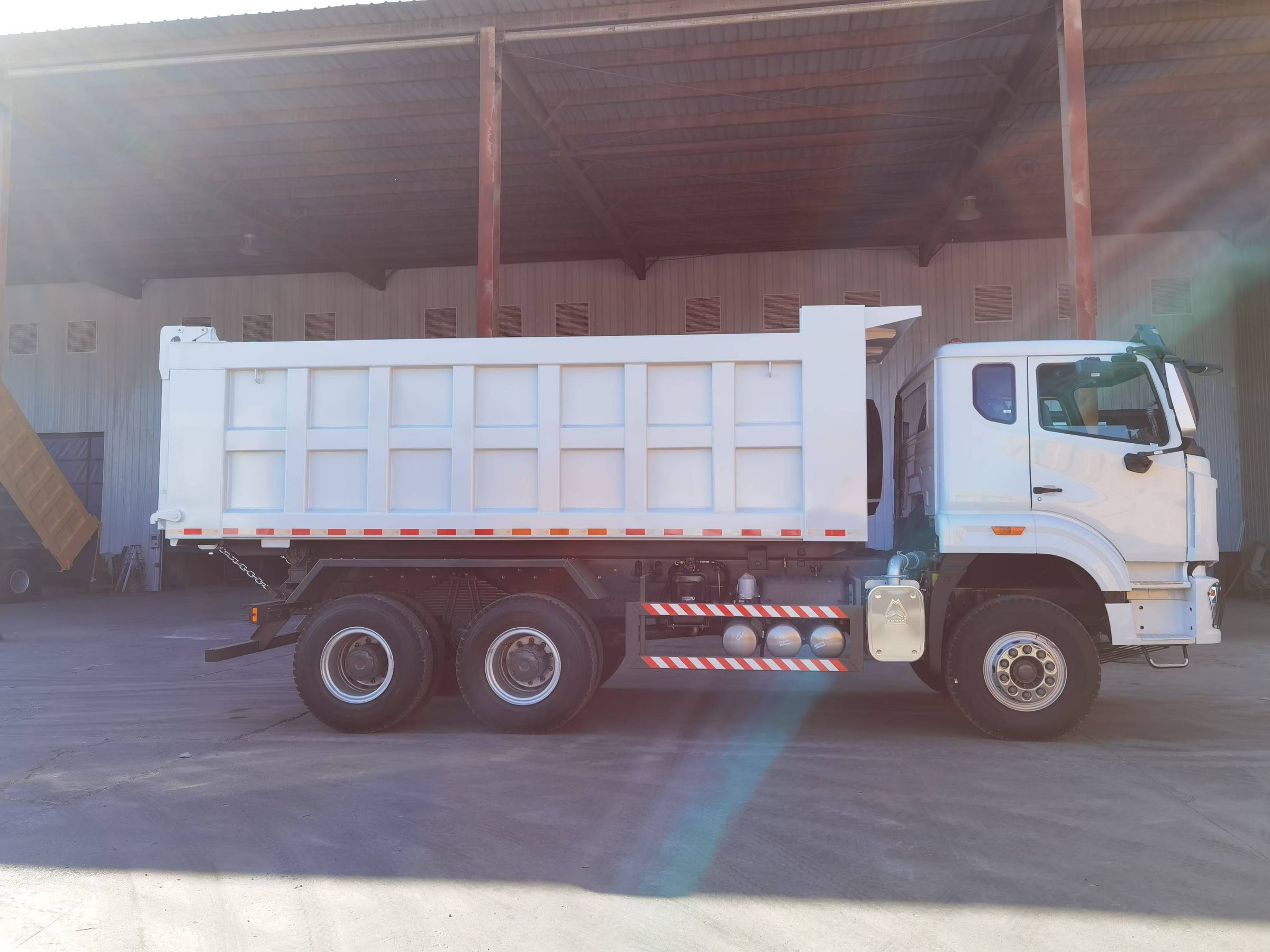 SINOTRUK HOWO NX 10-wheel dump truck, 380 HP Voltage: 20 m³ Tonnage: 25 t Emissions: Euro 2 Fuel: Diesel Manufacturing date: New