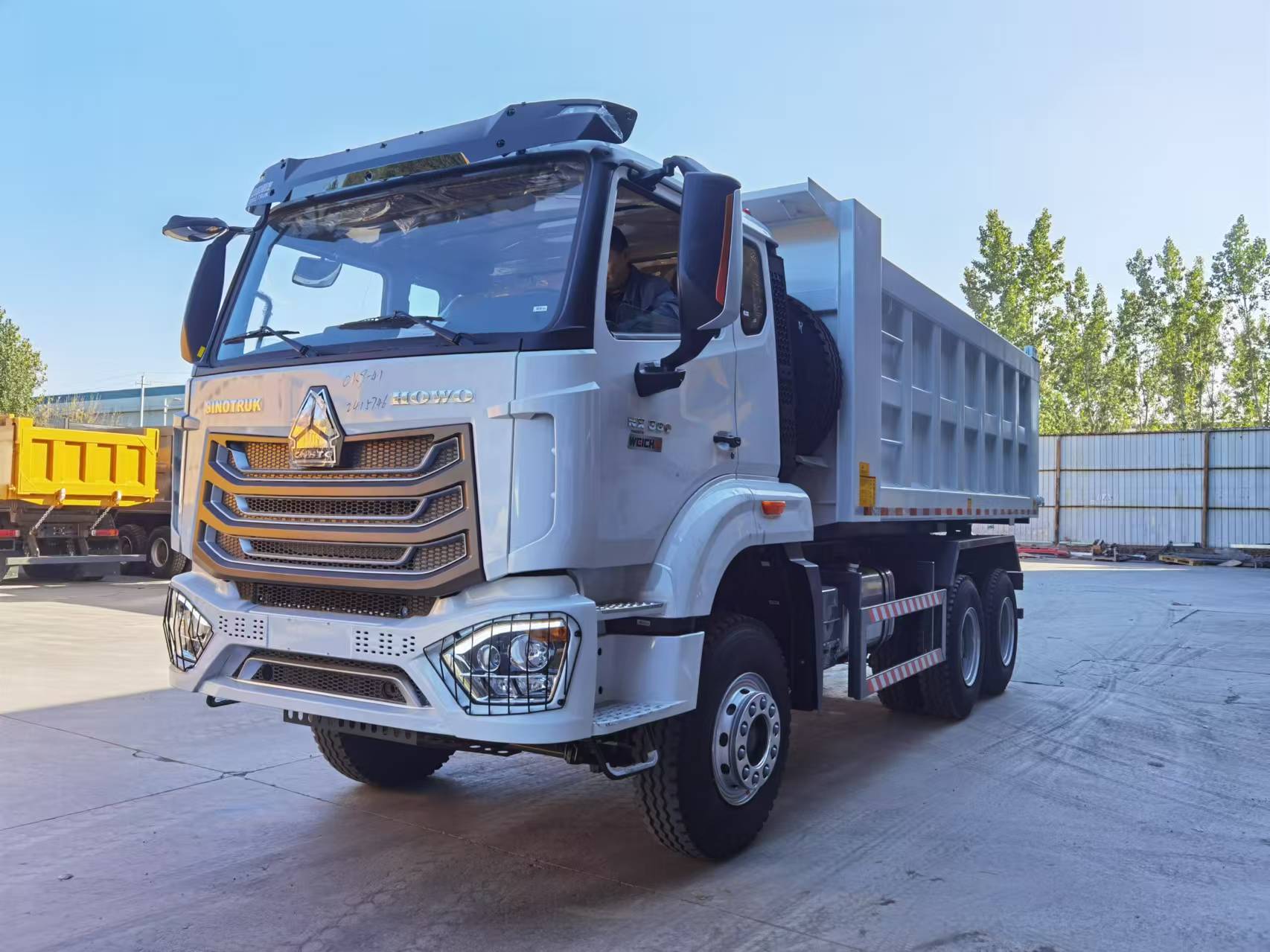 SINOTRUK HOWO NX 10-wheel dump truck, 380 HP Voltage: 20 m³ Tonnage: 25 t Emissions: Euro 2 Fuel: Diesel Manufacturing date: New