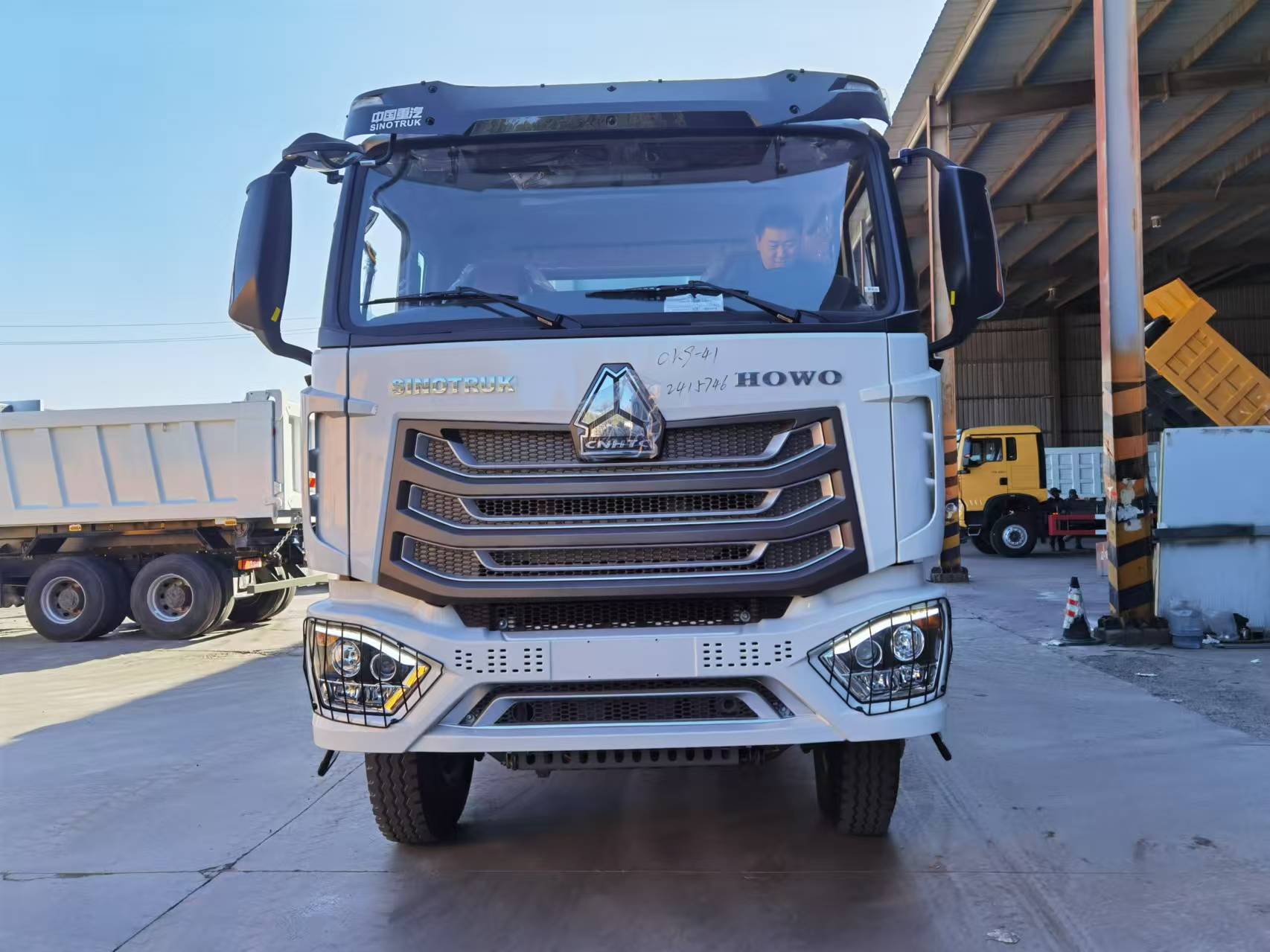 SINOTRUK HOWO NX 10-wheel dump truck, 380 HP Voltage: 20 m³ Tonnage: 25 t Emissions: Euro 2 Fuel: Diesel Manufacturing date: New