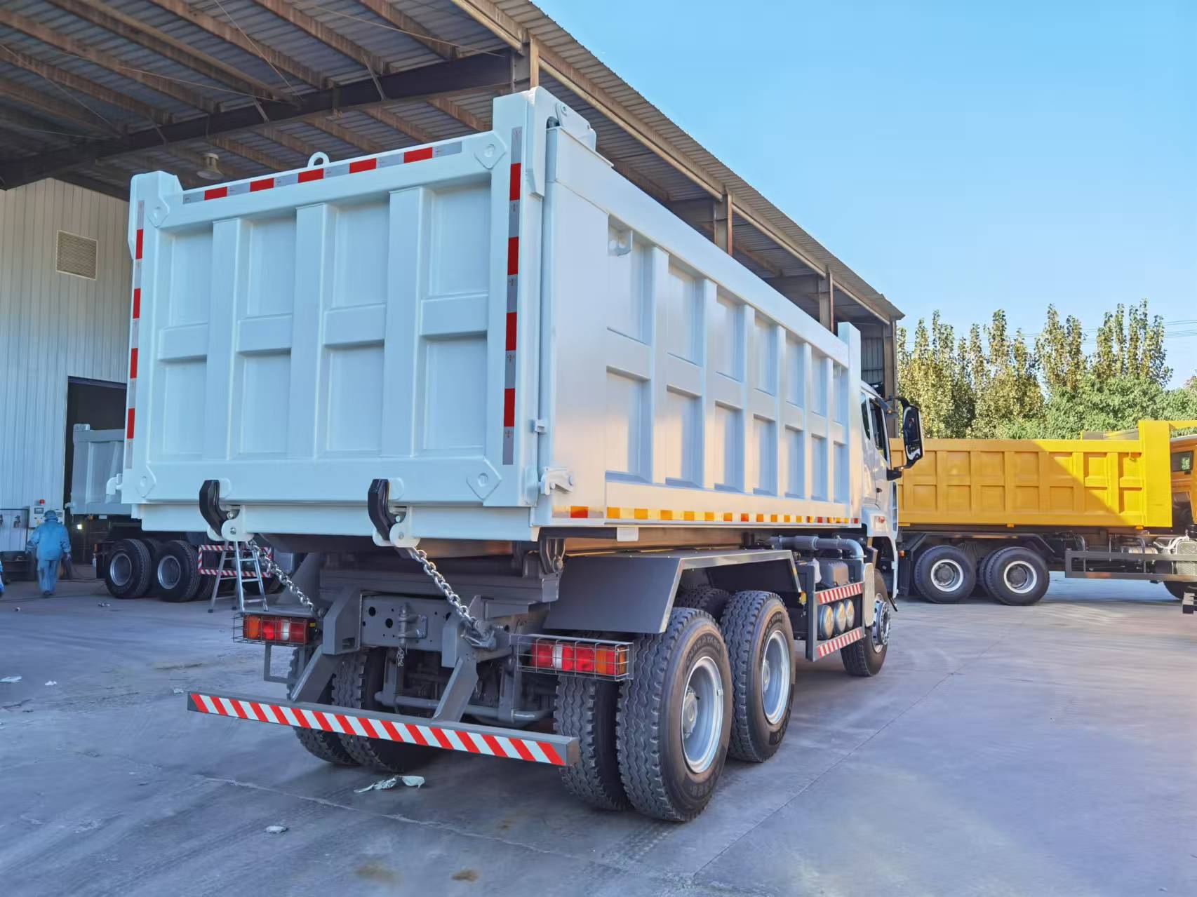 SINOTRUK HOWO NX 10-wheel dump truck, 380 HP Voltage: 20 m³ Tonnage: 25 t Emissions: Euro 2 Fuel: Diesel Manufacturing date: New