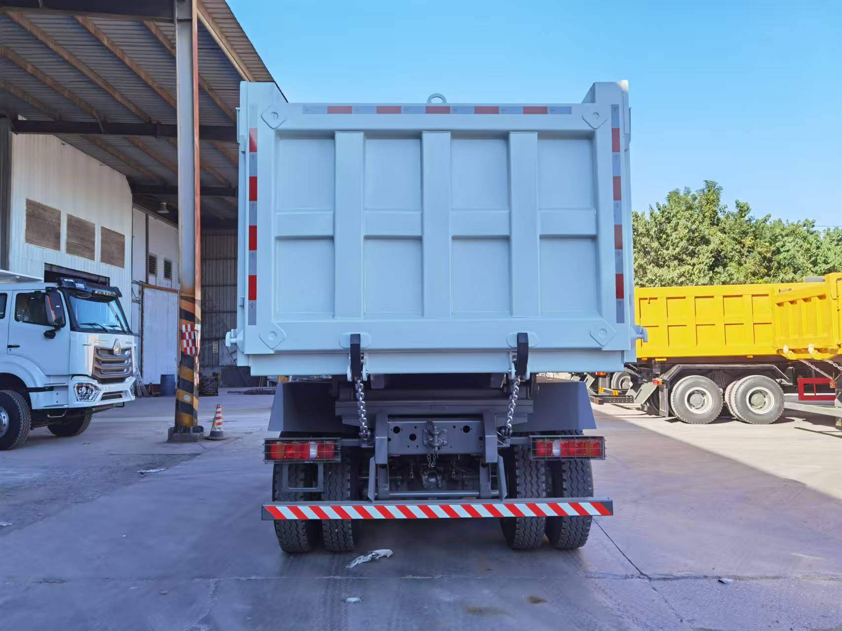 SINOTRUK HOWO NX 10-wheel dump truck, 380 HP Voltage: 20 m³ Tonnage: 25 t Emissions: Euro 2 Fuel: Diesel Manufacturing date: New