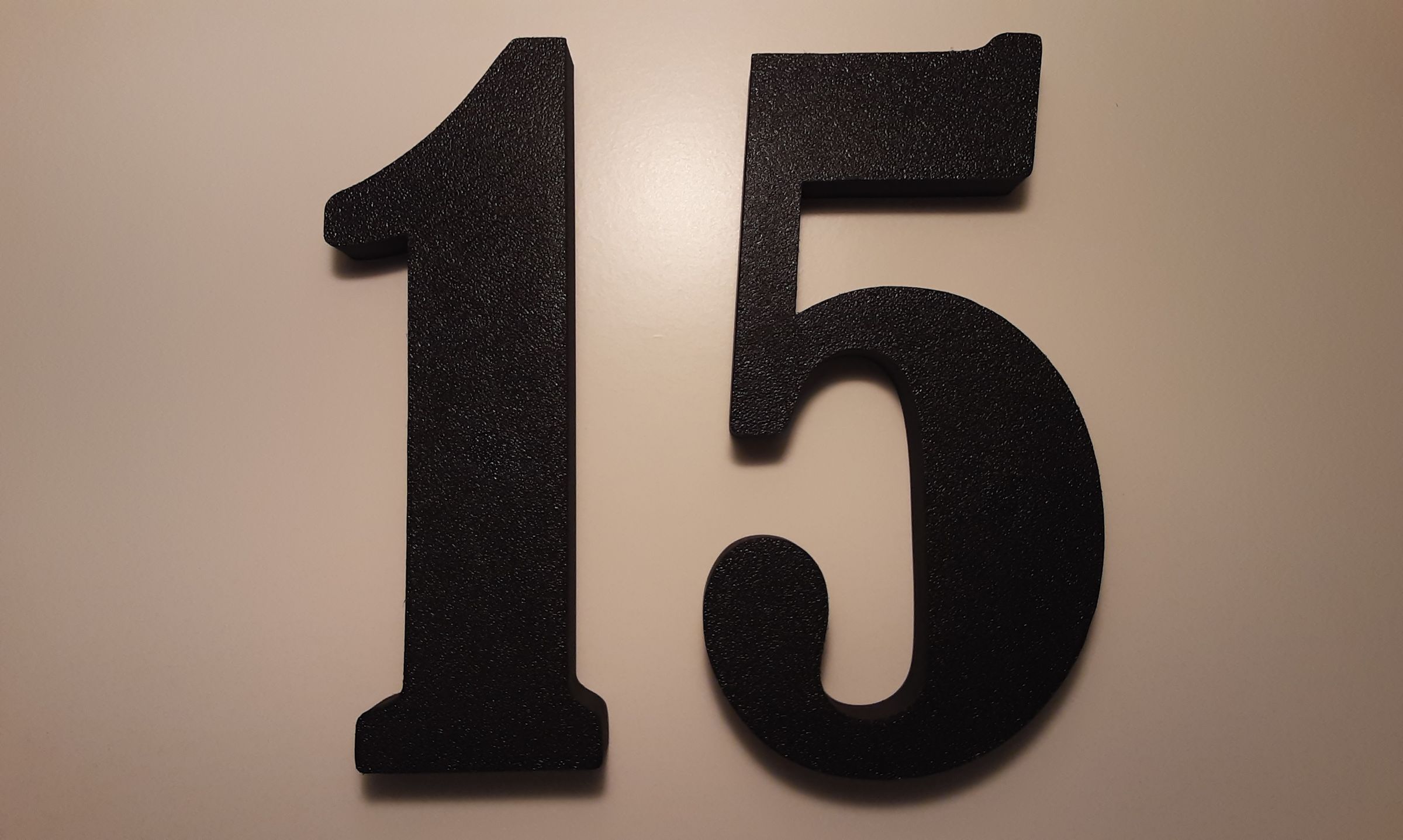 Hausnummer ab 0 bis 9 H: 20 cm Stärke 2 cm Verschiedene Farben. Befestigung auf M5