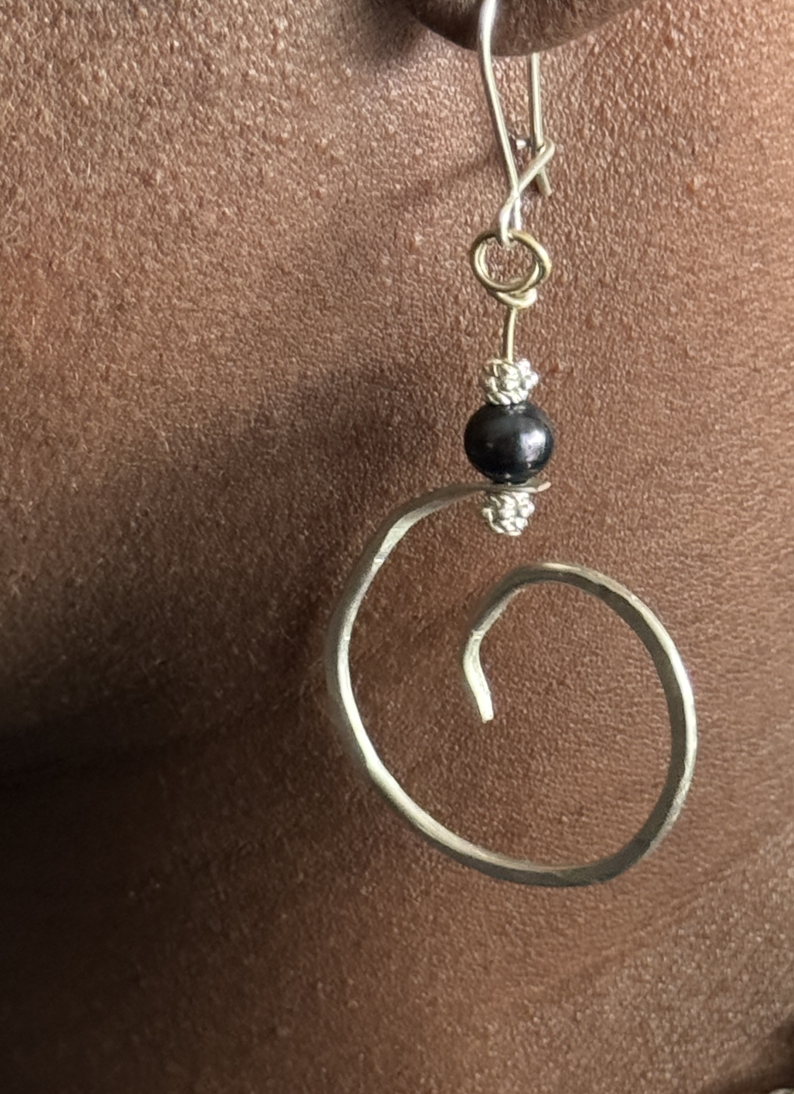 Sterling swirl with black pearl