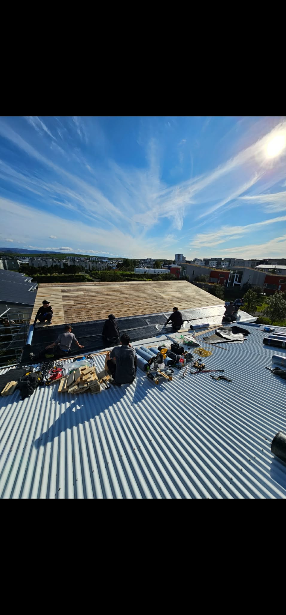Þakskipti – Kópavogur Full endurnýjun á bárujárnsþaki ásamt yfirferð á þakkanti og frágangi.