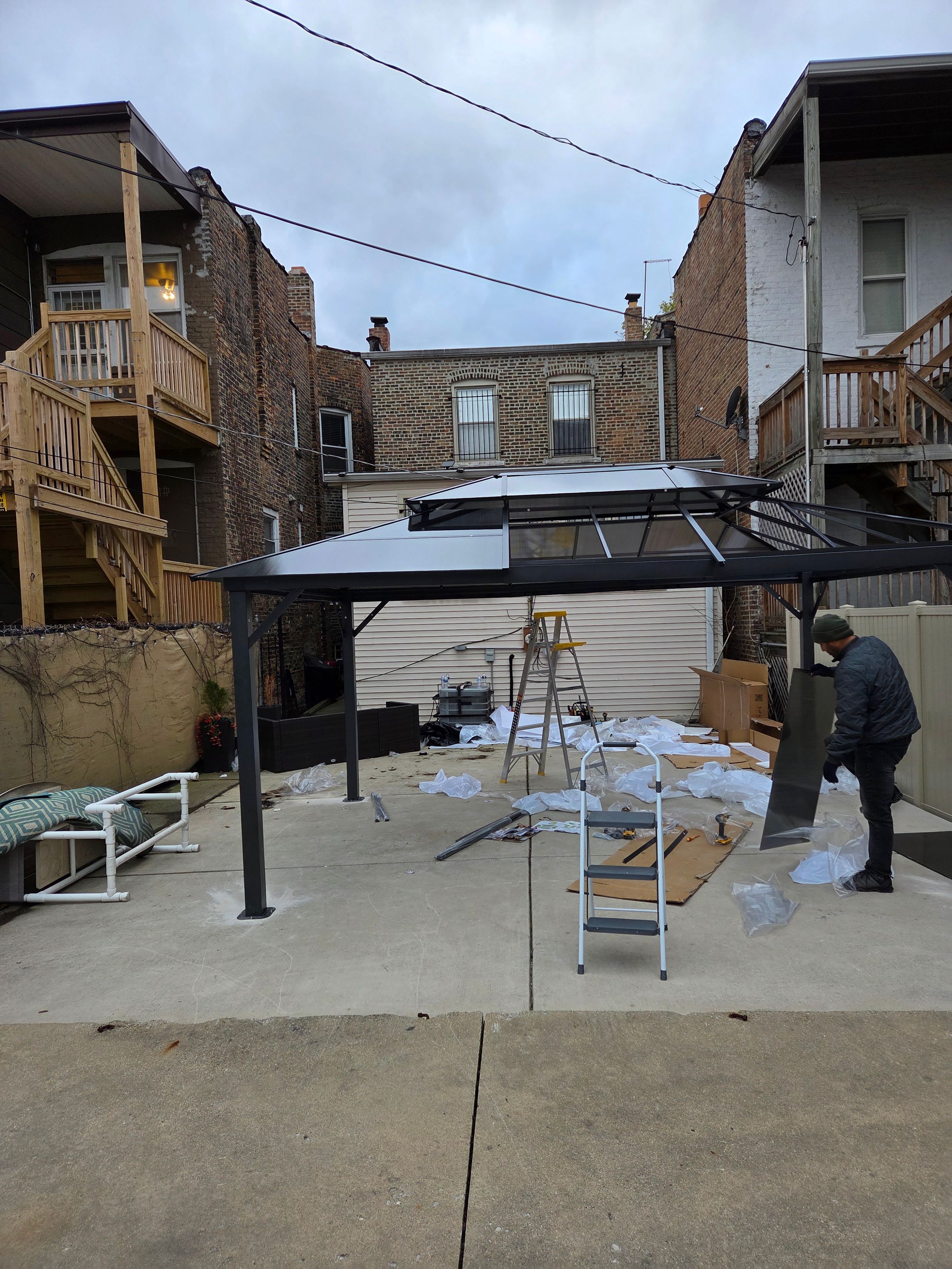 Outdoor gazebo assembly