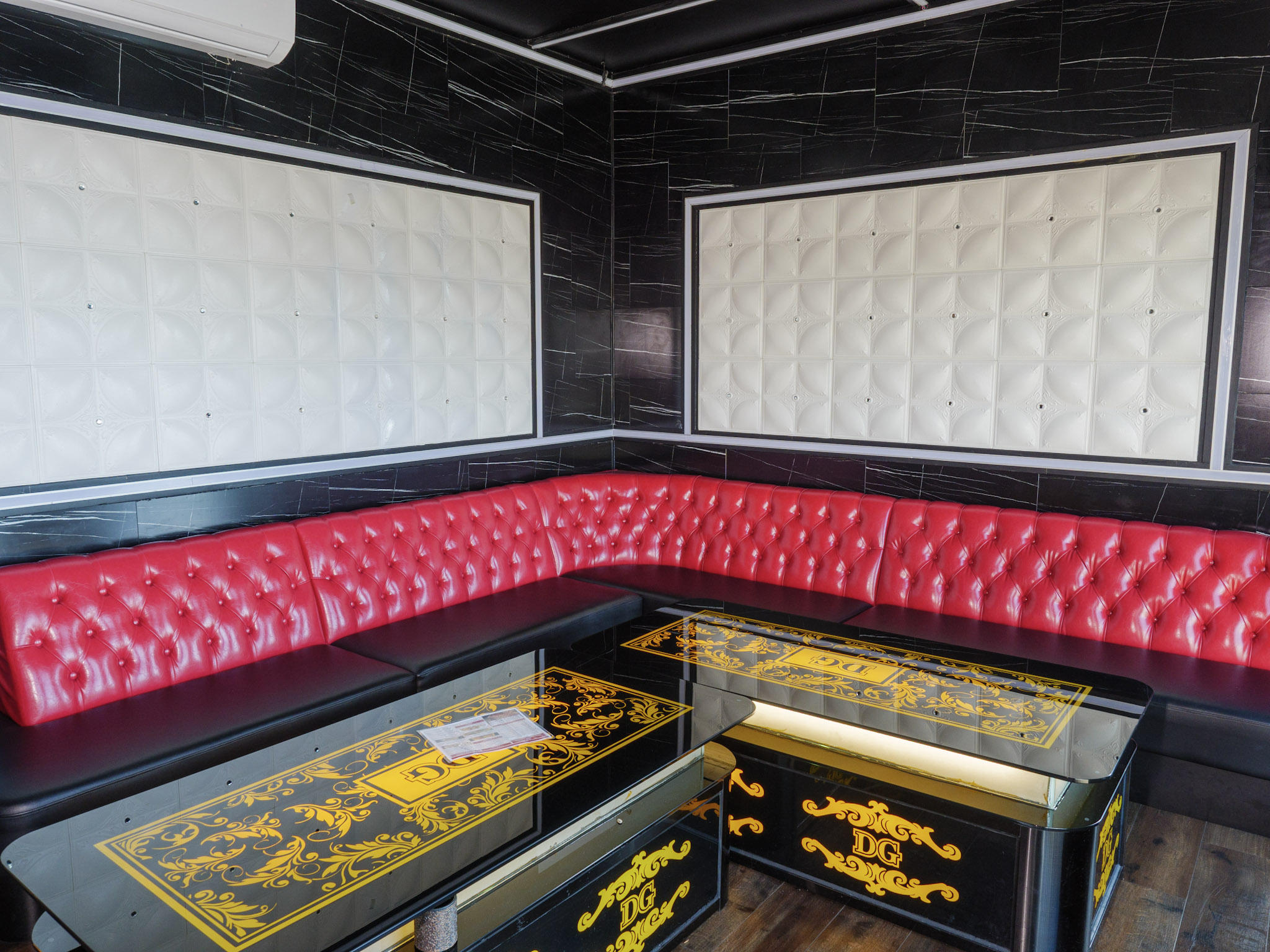 K 5 (No View)  Capacity: Up to 20 guests  Rate: $88/hour  Minimum: 2 hours  Deposit: $100  Notes: Spacious interior, ideal for larger groups.