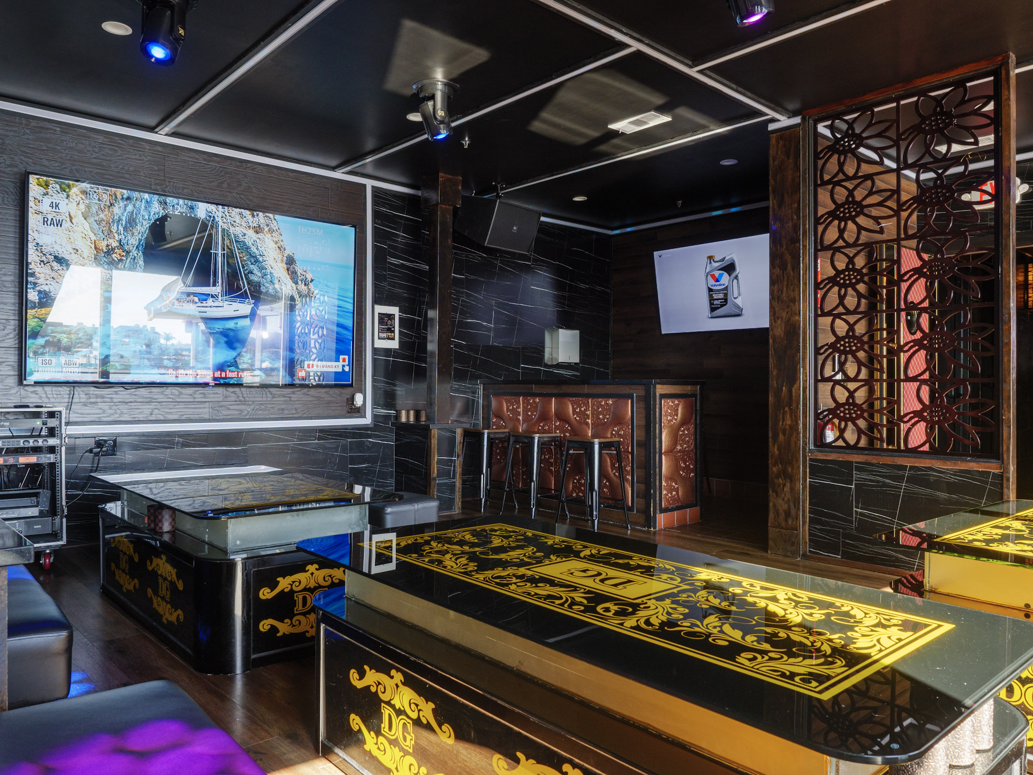VIP Party Suit Capacity: Up to 30 guests  Rate: $128/hour  Minimum: 3 hours  Deposit: $200  Add-ons: Optional bartender available for $50/hour (for the duration of your reservation).