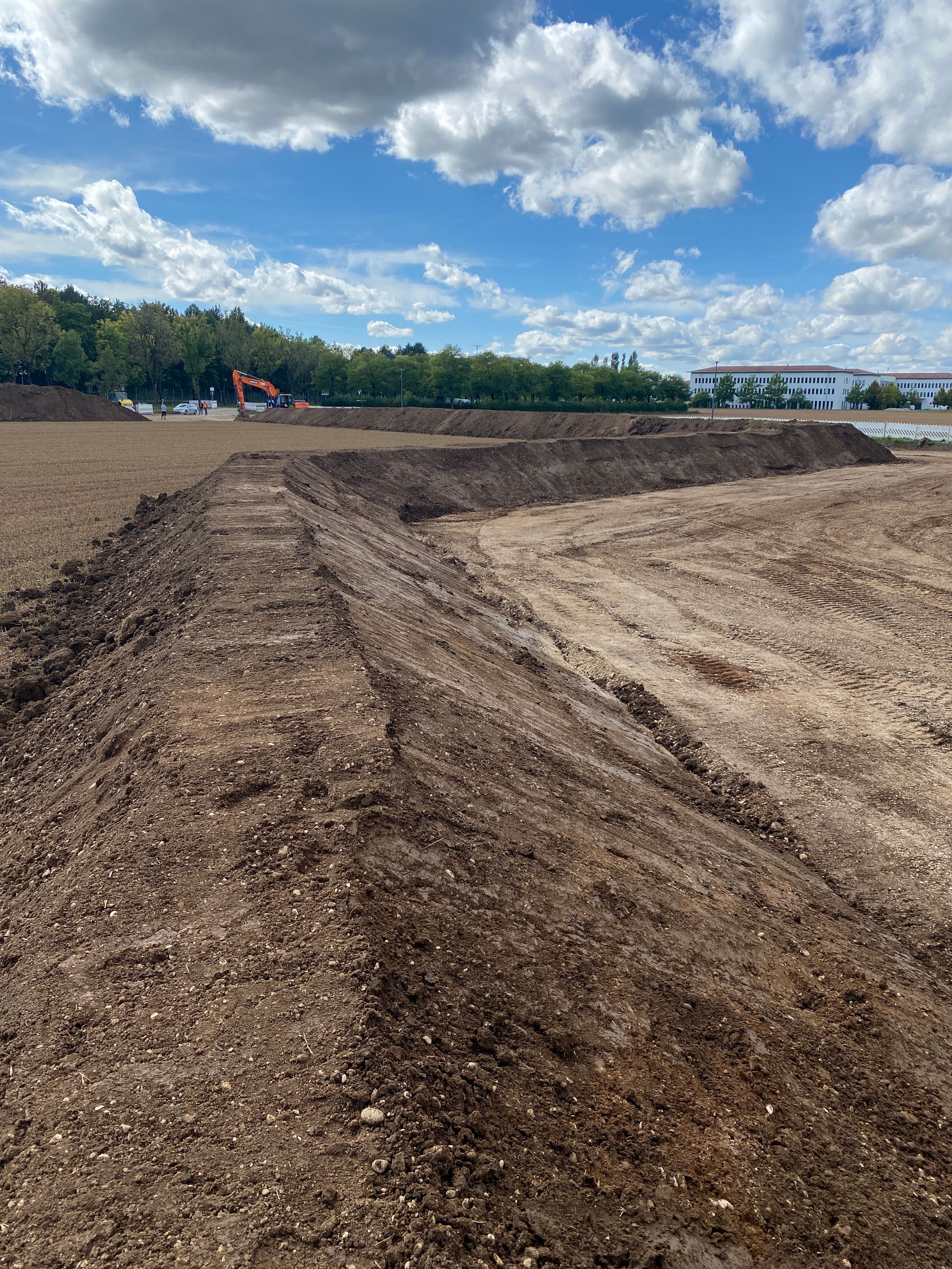 Humusabtrag für die Verlegung von Fernwärmeleitungen