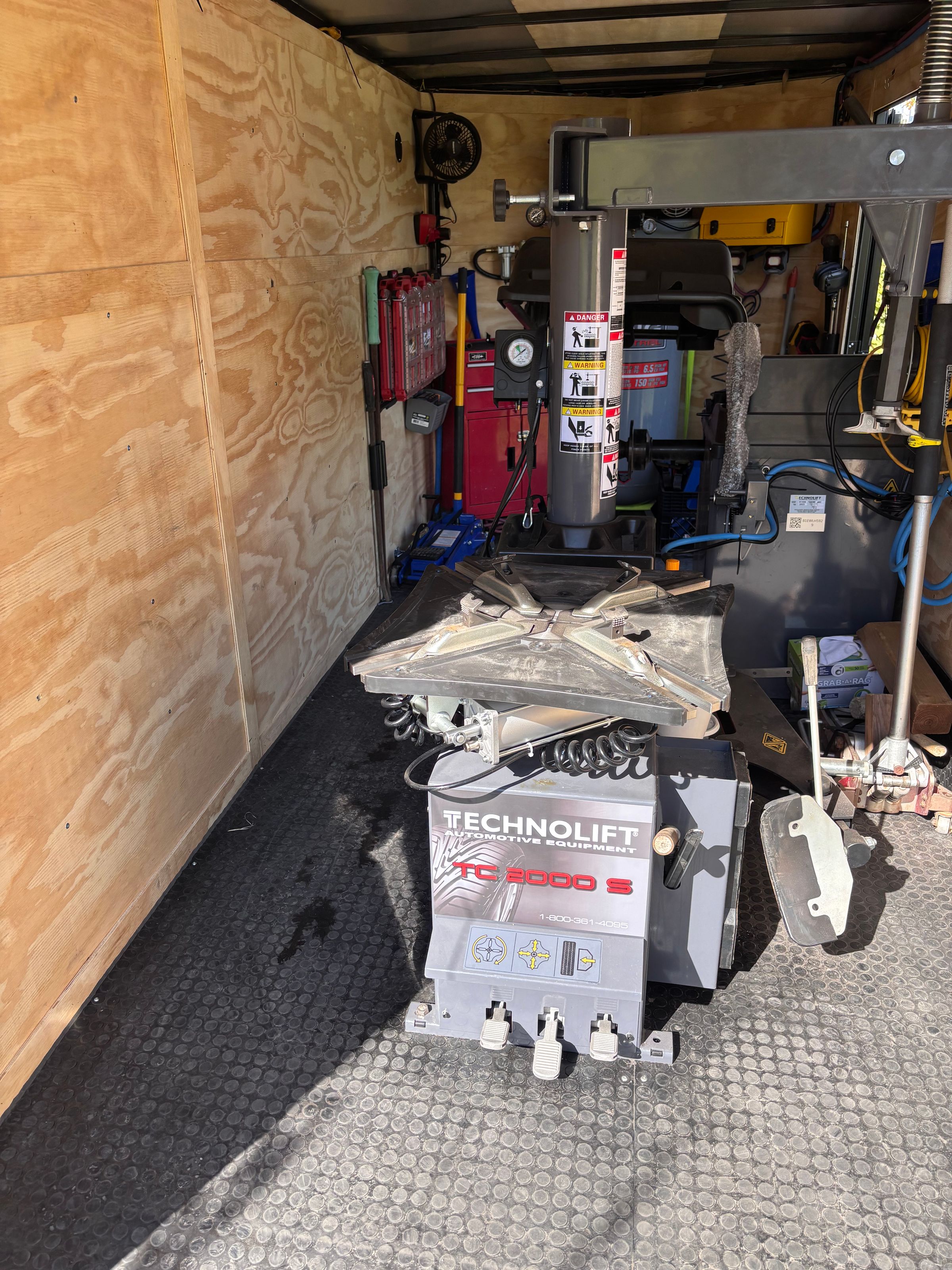 Machine à démonter les pneus 14’’ @ 24’’