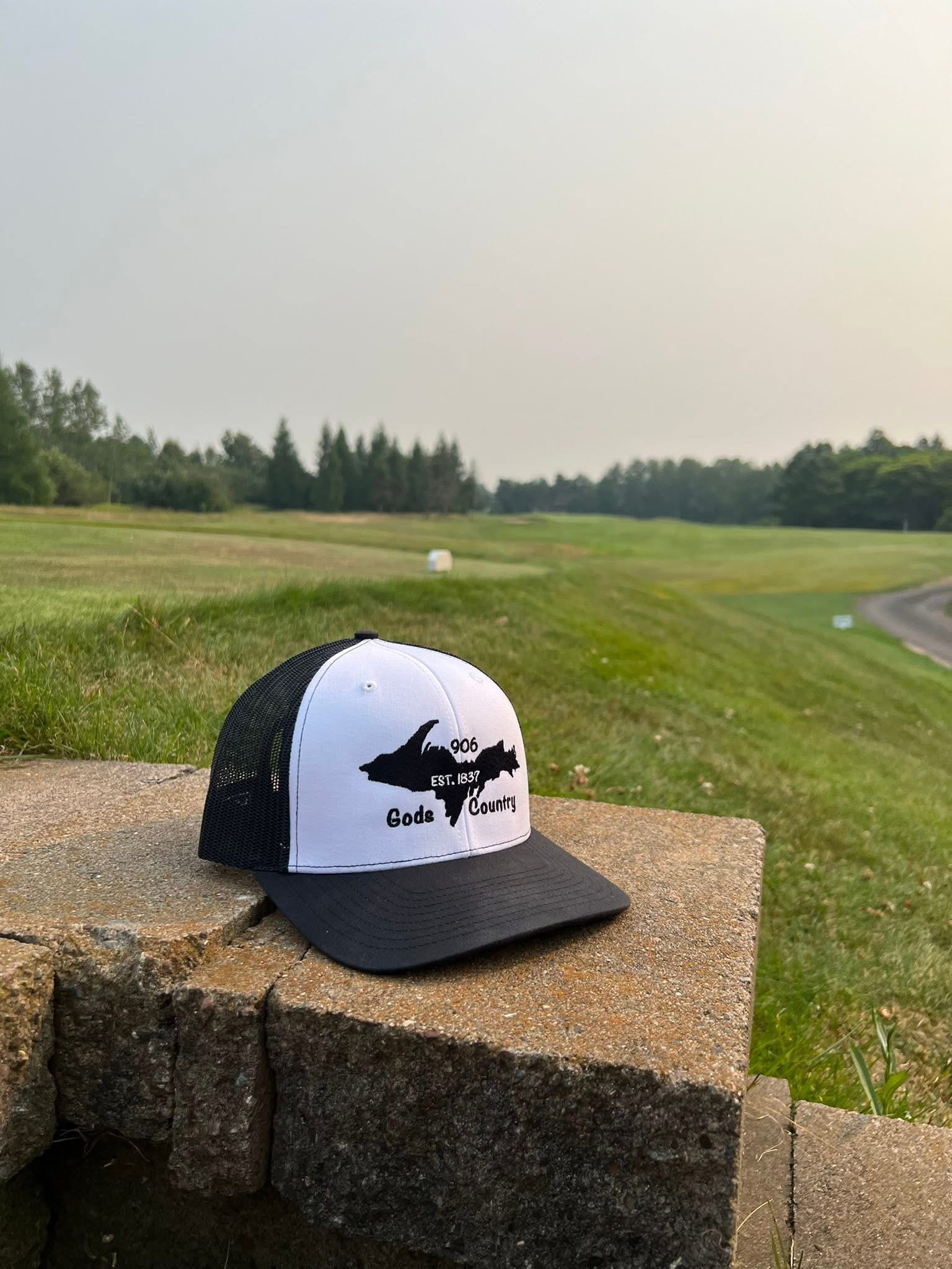 White & Black, UP / Gods Country Kap