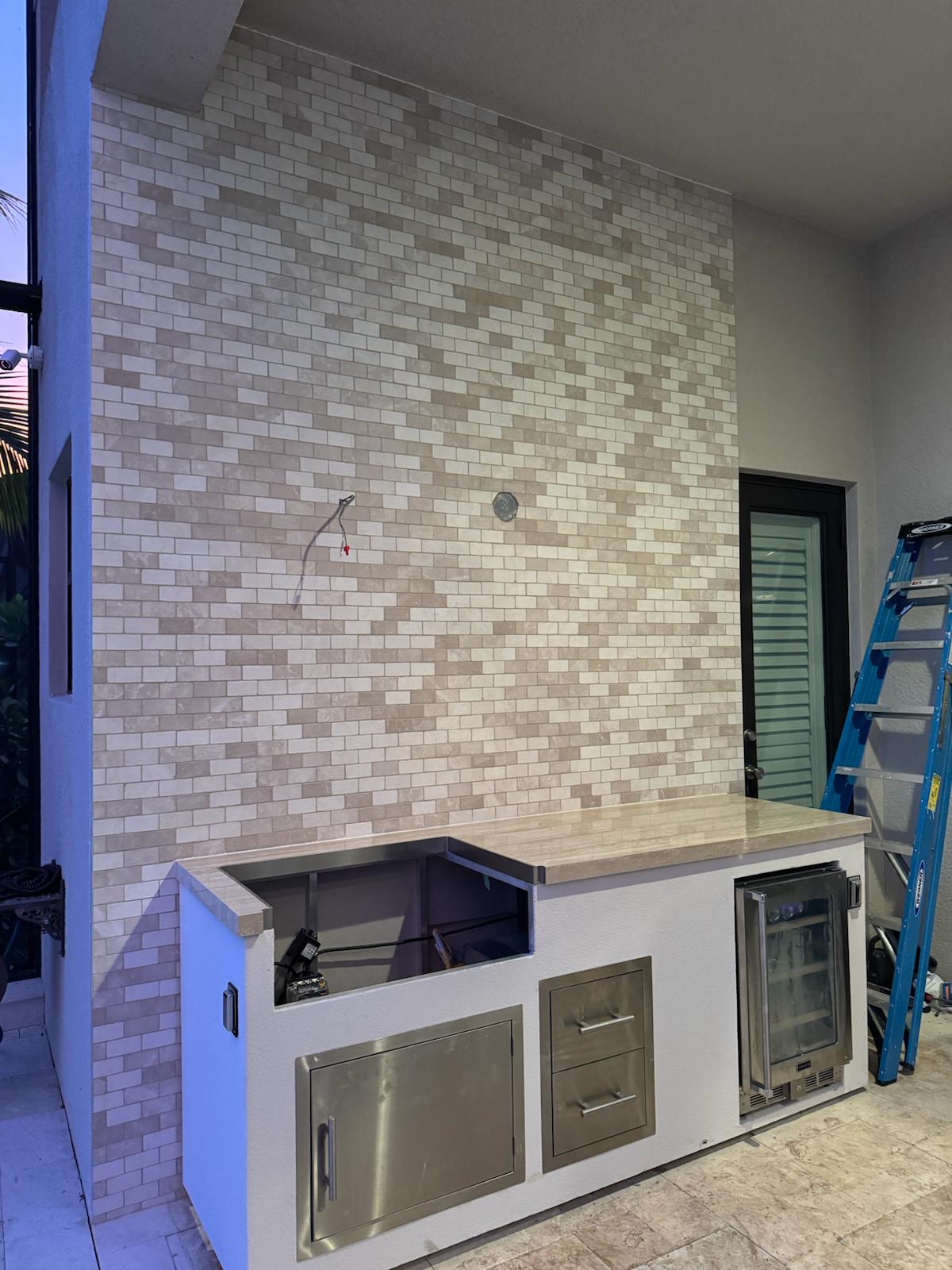 Outdoor kitchen backsplash
