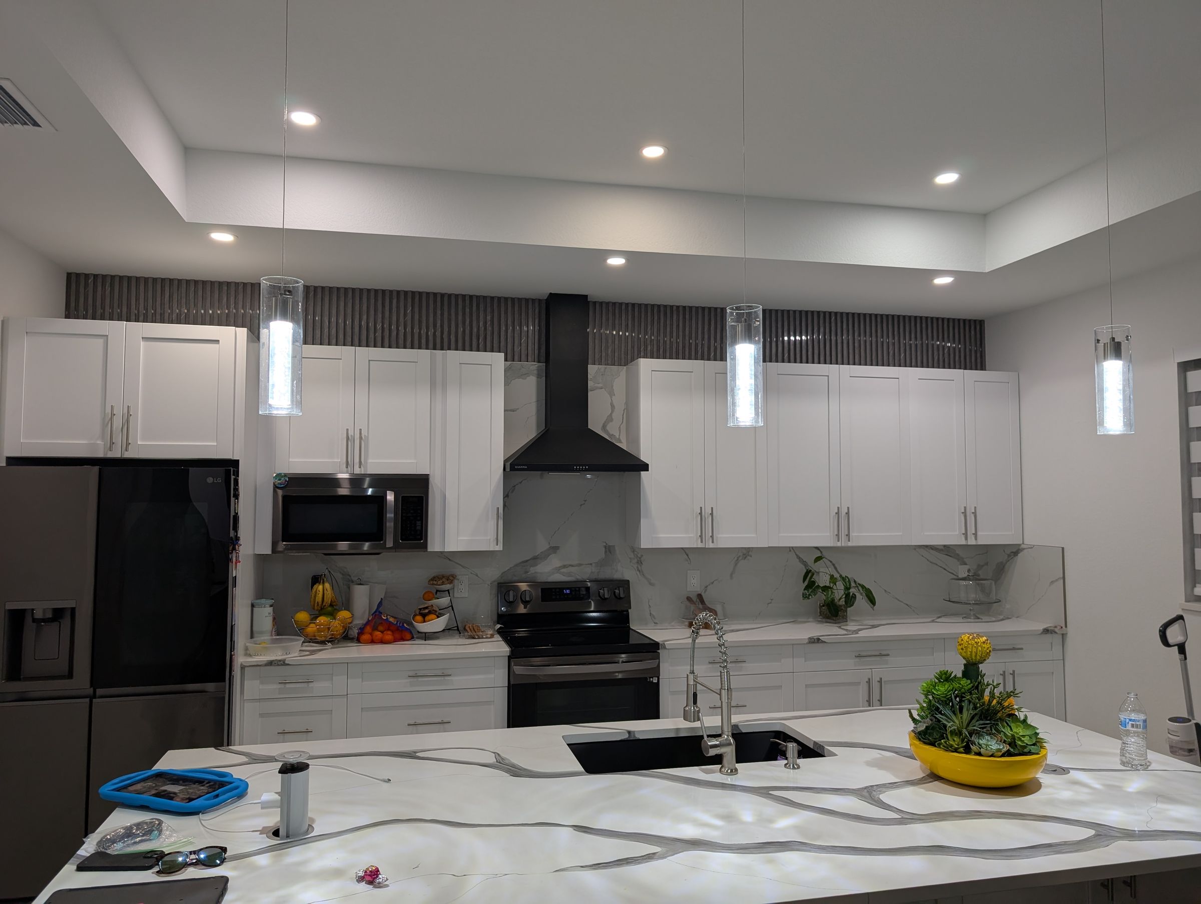 Decorating the top of  gabinets 