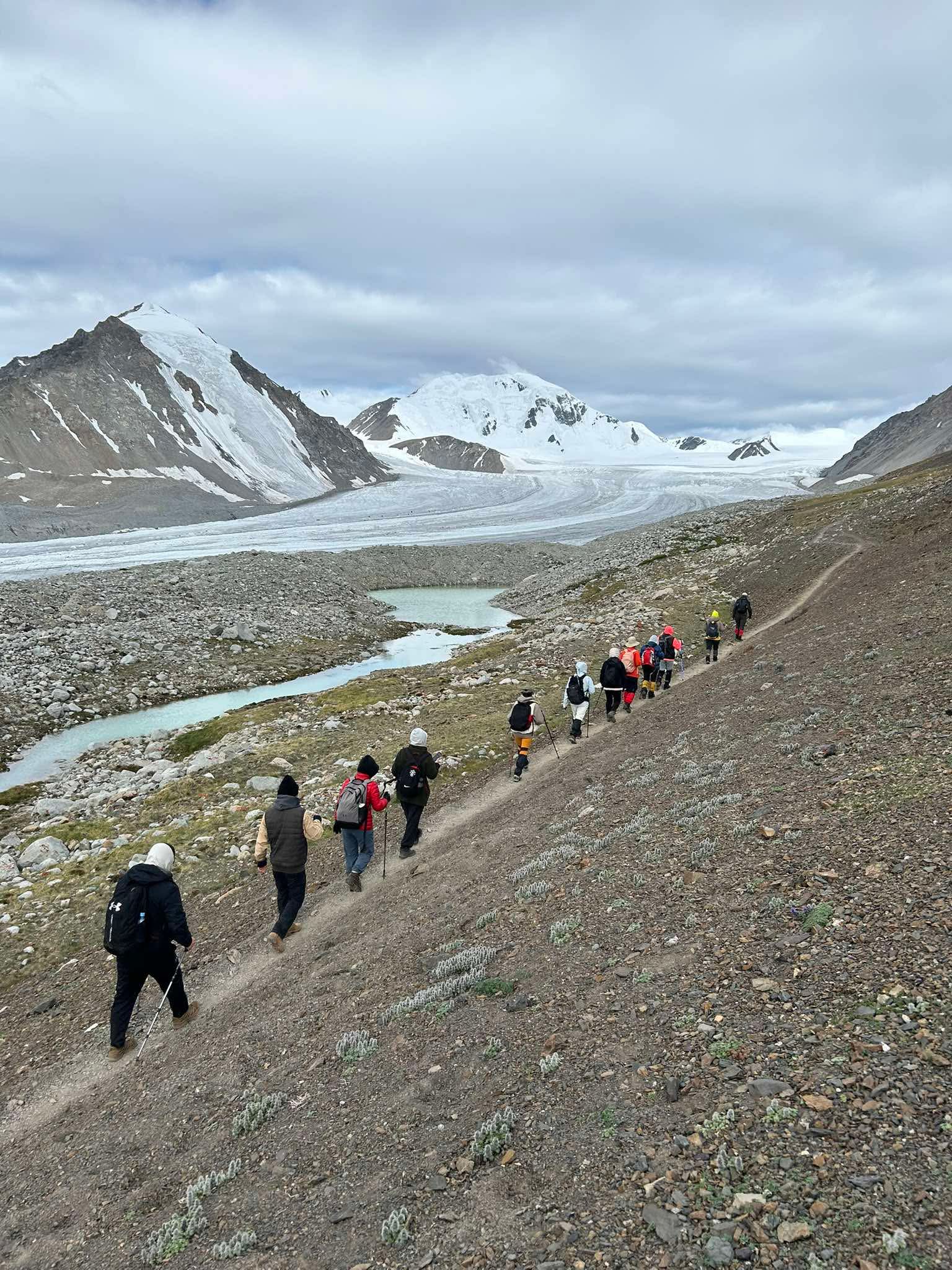 Base camp-аас Малчин уул руу алхалт