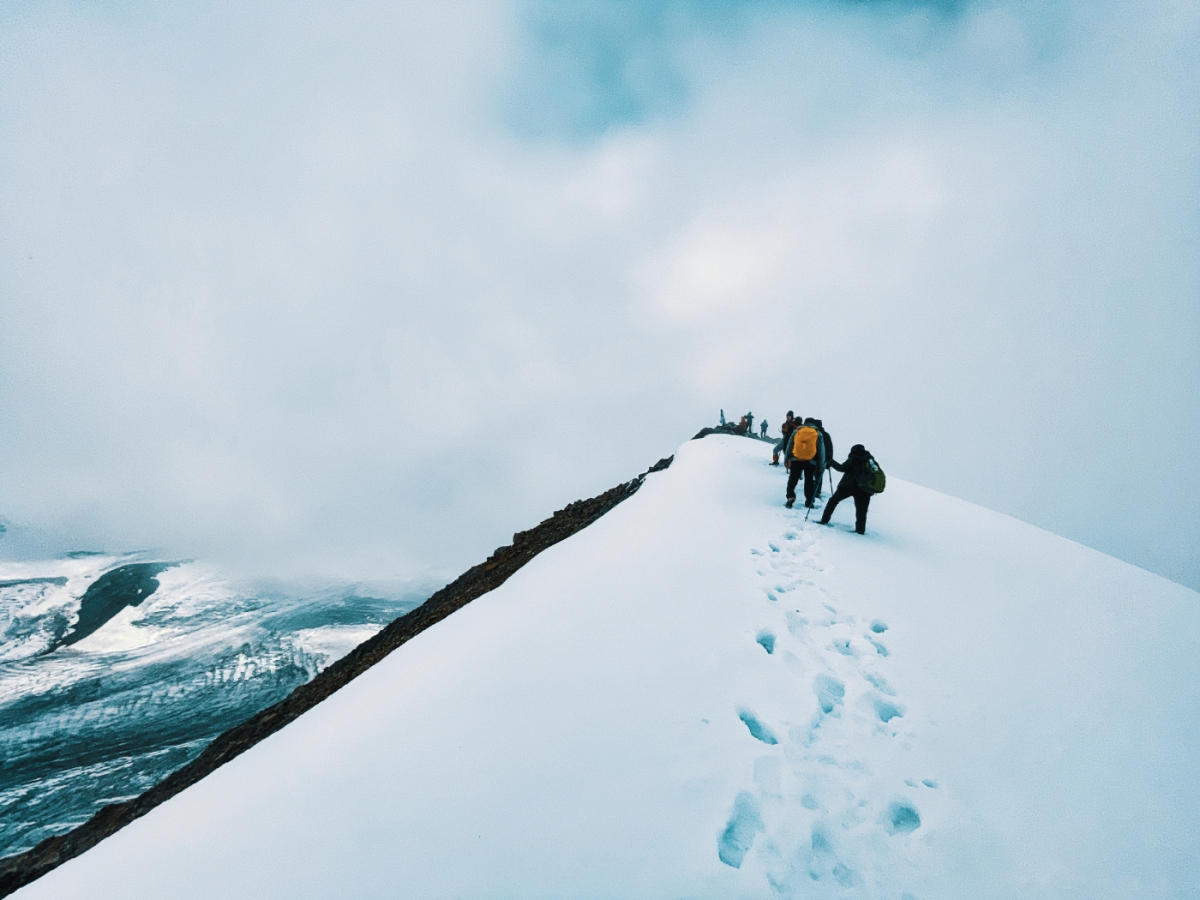 Малчин уулын оргил хэсэг, цастай